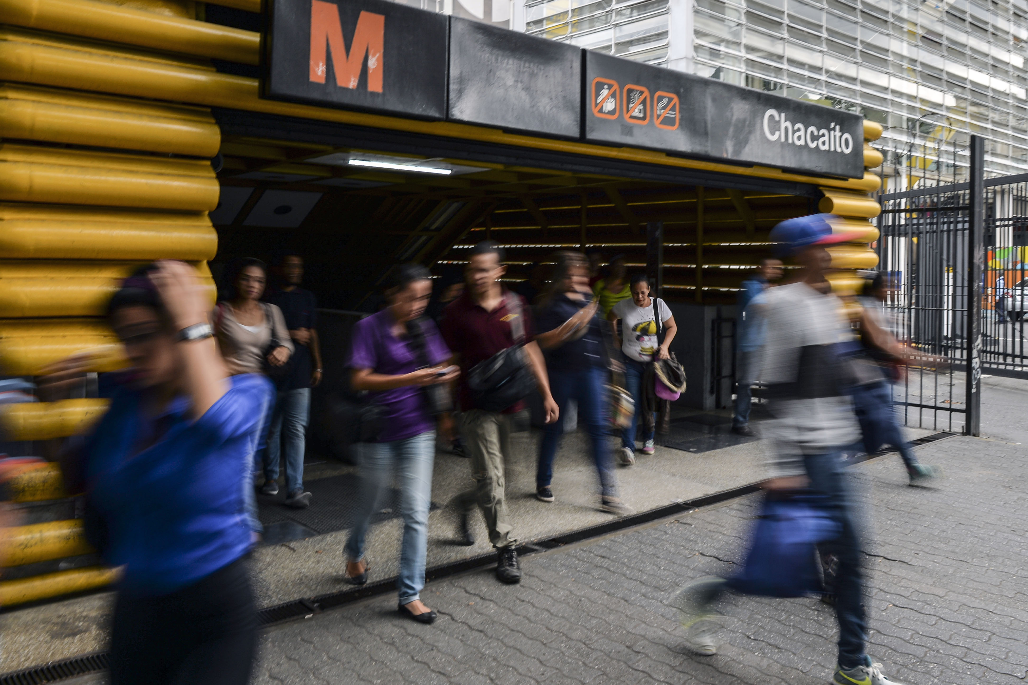 Venezuelának már metrójegyre sincs pénze, ezért inkább ingyenessé tették a tömegközlekedést