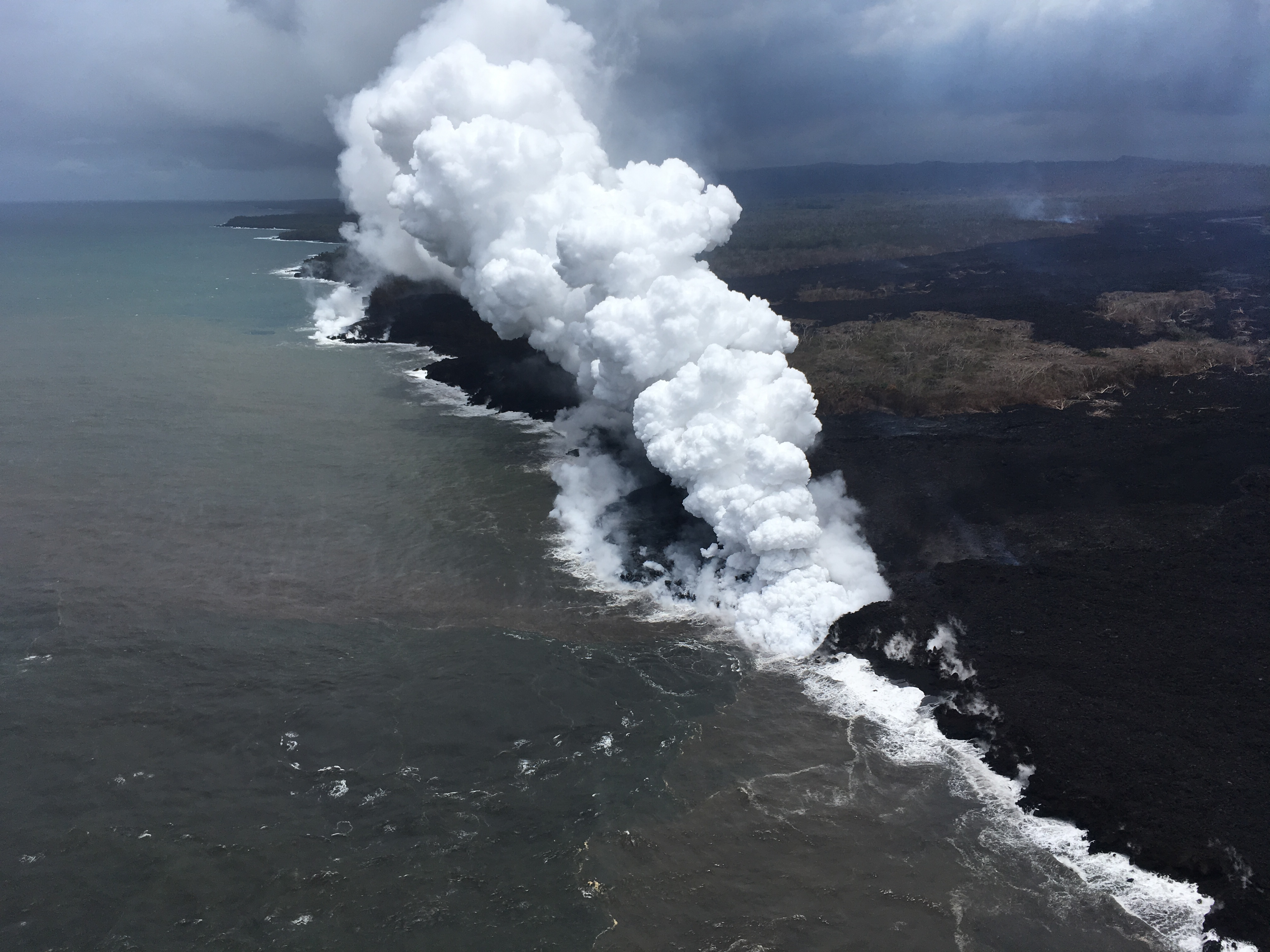 Ritka meteorológiai jelenség alakult ki a szakadatlanul hömpölygő láva miatt Hawaiin