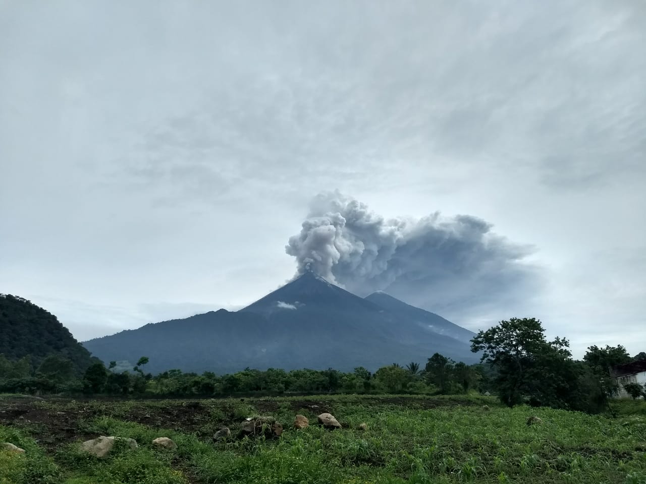 Óriási erővel tört ki Guatemala legaktívabb vulkánja, 25 ember meghalt