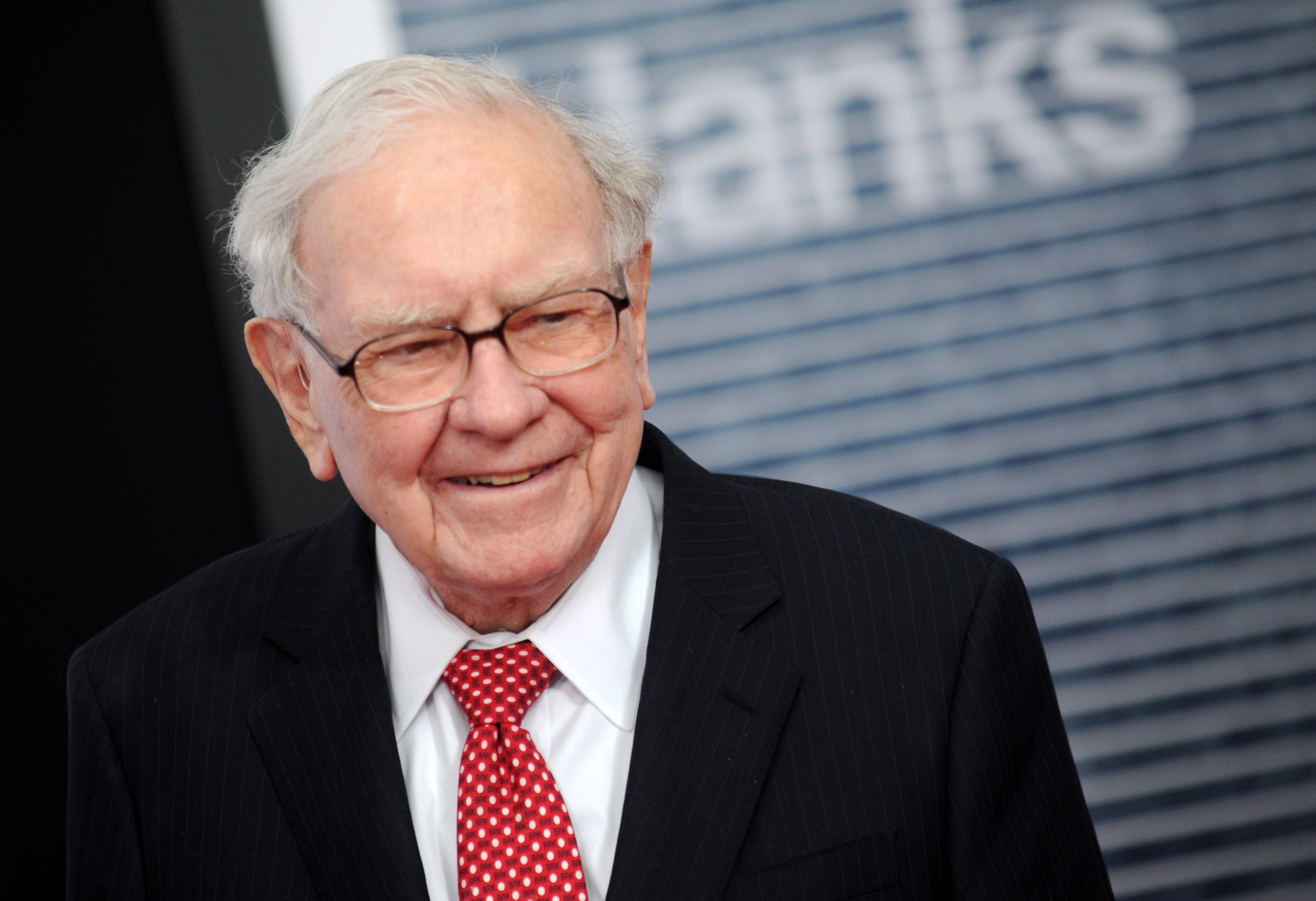 Egy rajongó 3,3 millió dollárt fizetett, hogy Warren Buffett-tel vacsorázhasson