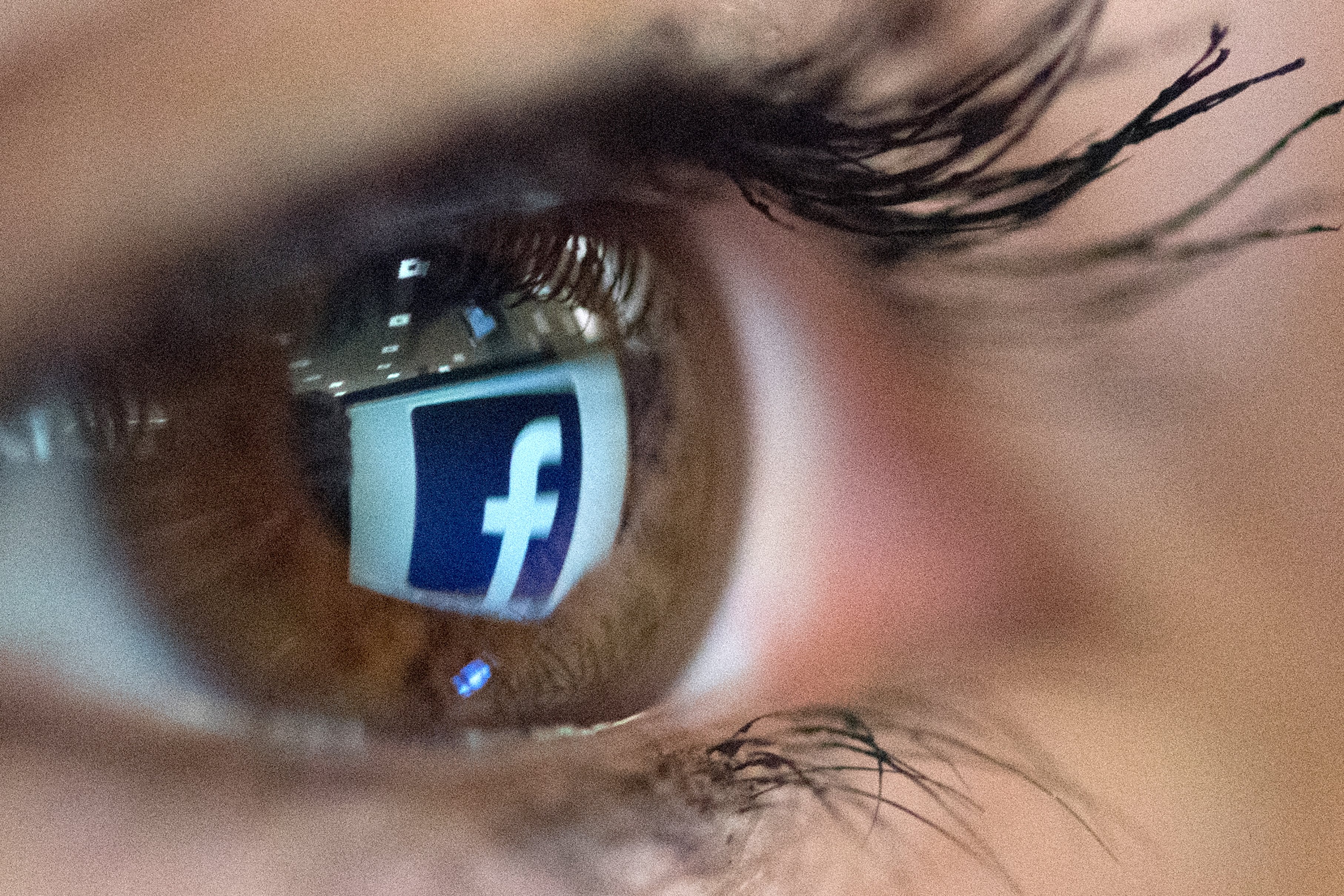 A brit tisztifőorvos szerint a Facebook szándékosan függővé teszi a fiatalokat