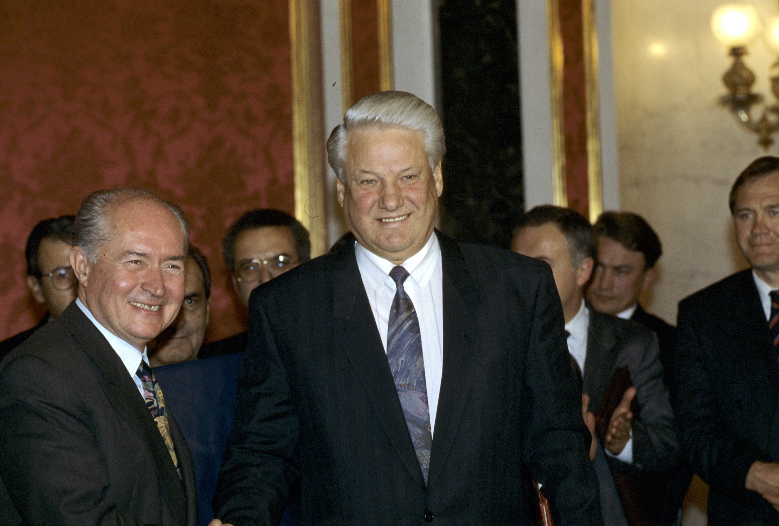 Jorgosz Vasziliu ciprusi elnök (balra) gazdasági együttműködésről szóló megállapodást ír alá Borisz Jelcin orosz elnökkel a Kremlben 1992. október 15-én.