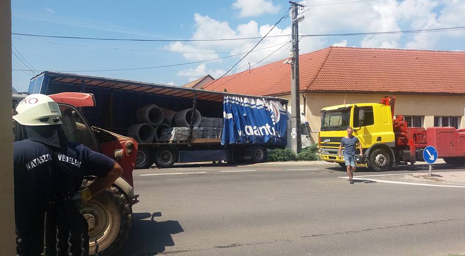 Betongyűrűket szállító kamion csapódott egy magyarszéki iskolába