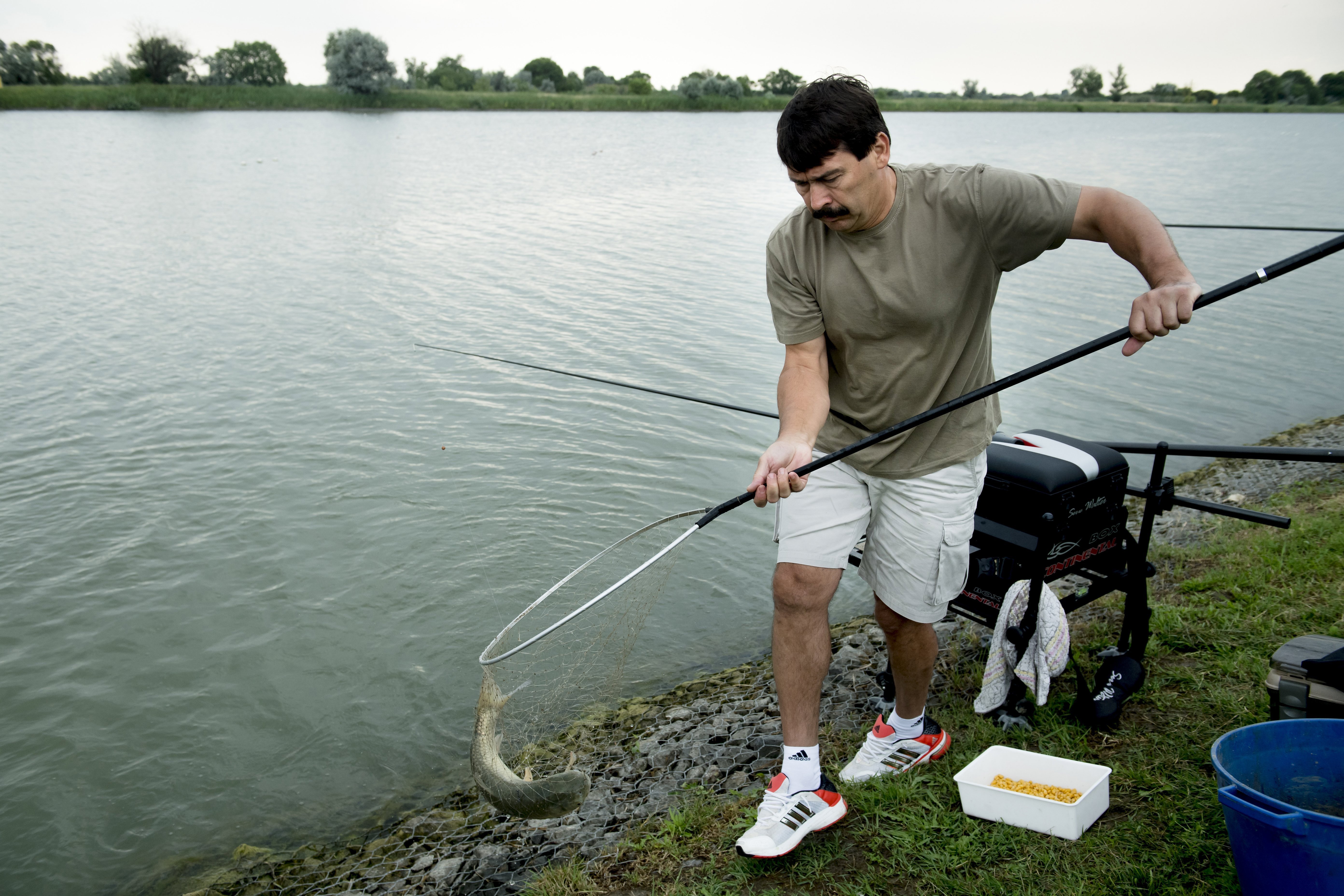 Áder János köztársasági elnök kifogott egy halat a Magyar Országos Horgász Szövetség (Mohosz) horgásznagyköveteinek VI. találkozóján és horgászversenyén a Matyi-éri víztározónál, Szeged közelében 2018. június 7-én.