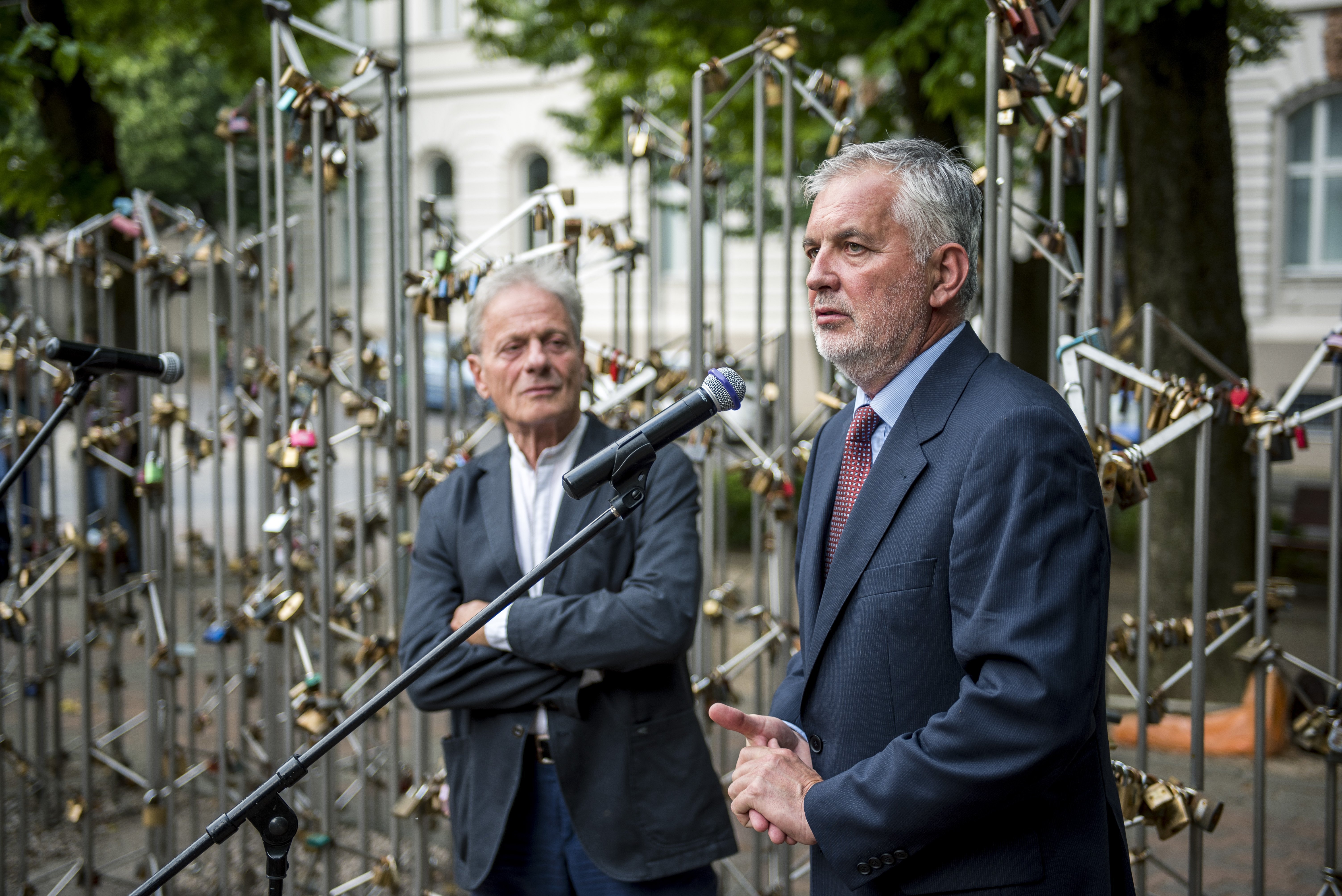 Páva Zsolt polgármester és Bálint András lakatolnak