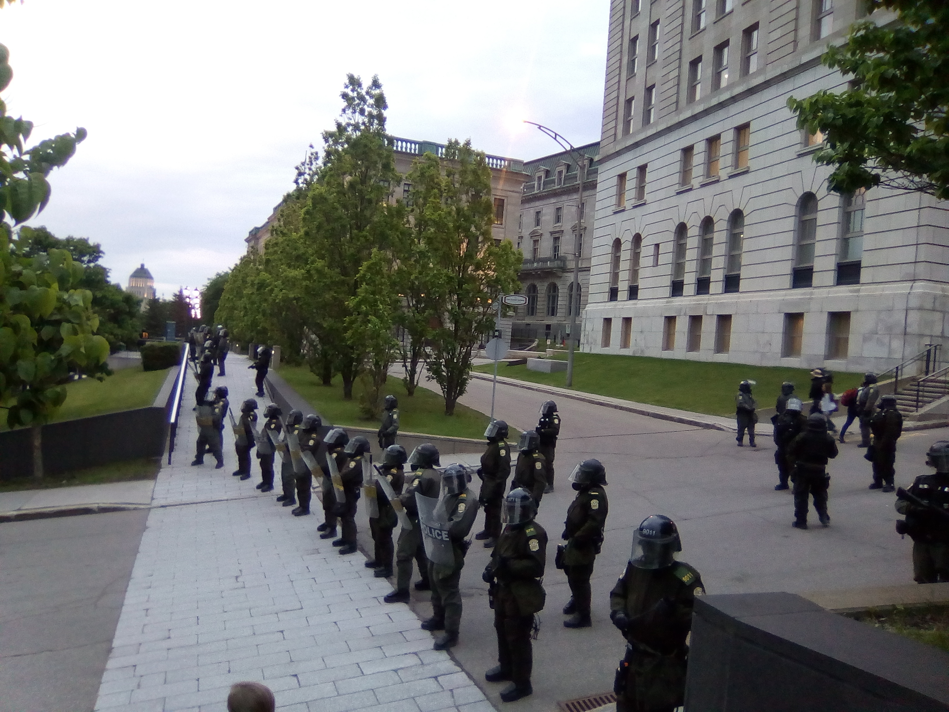 Rohamrendőrök várják a tüntetőket Québecben a találkozó előestéjén