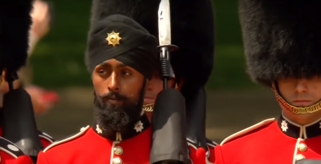 Először viselt turbánt egy katona a brit királyi testőrség kötelékében