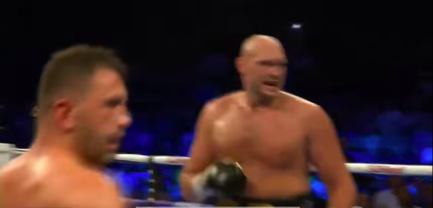 Akkora tömegverekedés tört ki Tyson Fury bokszmeccsén, hogy a sportolók leálltak nézni, hogy ütik egymást a nézők