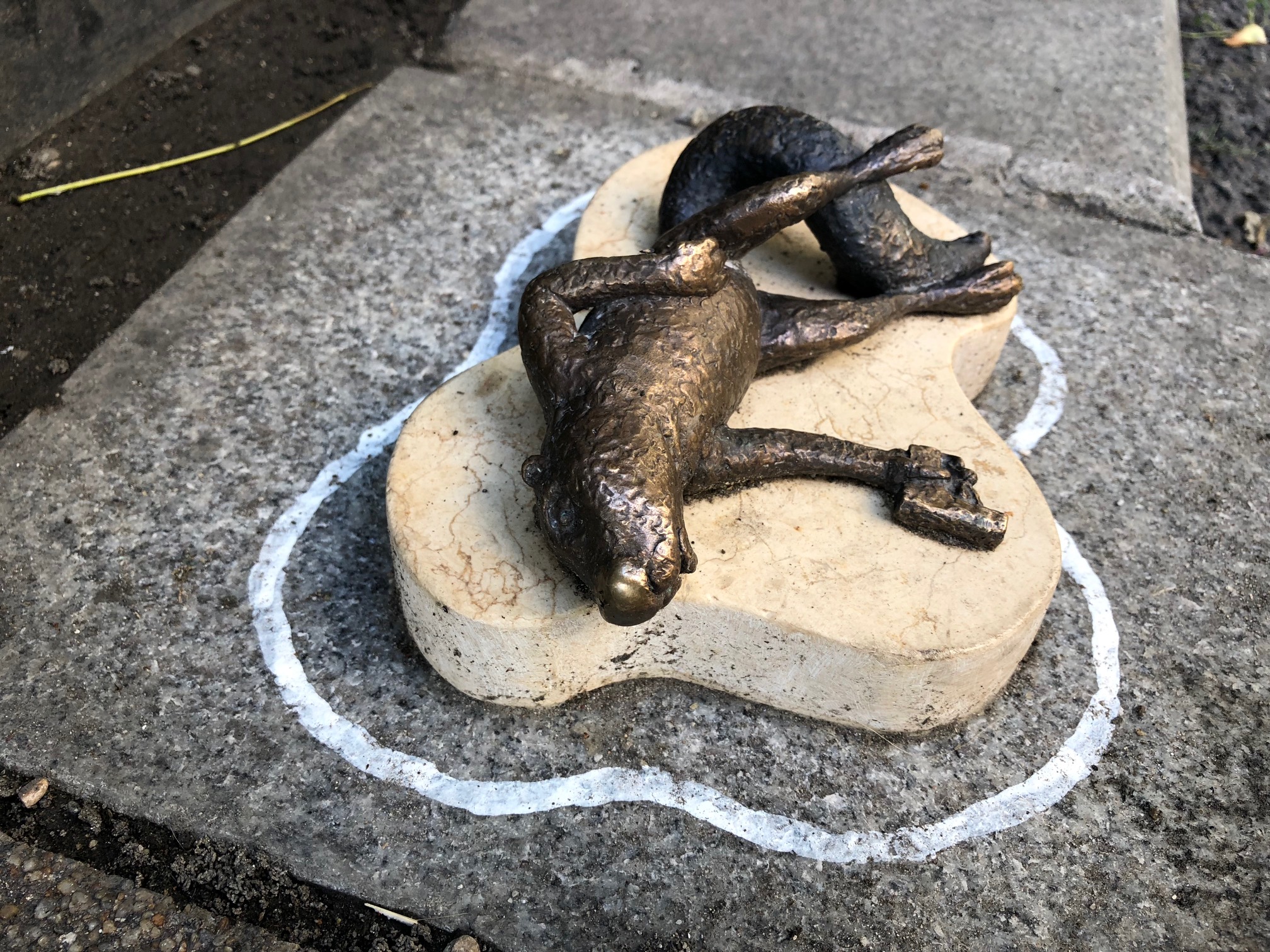 Újabb bronz gerillaszobor jelent meg Budapesten, egy bűntény áldozatául esett rágcsáló fekszik Columbo szobra mellett