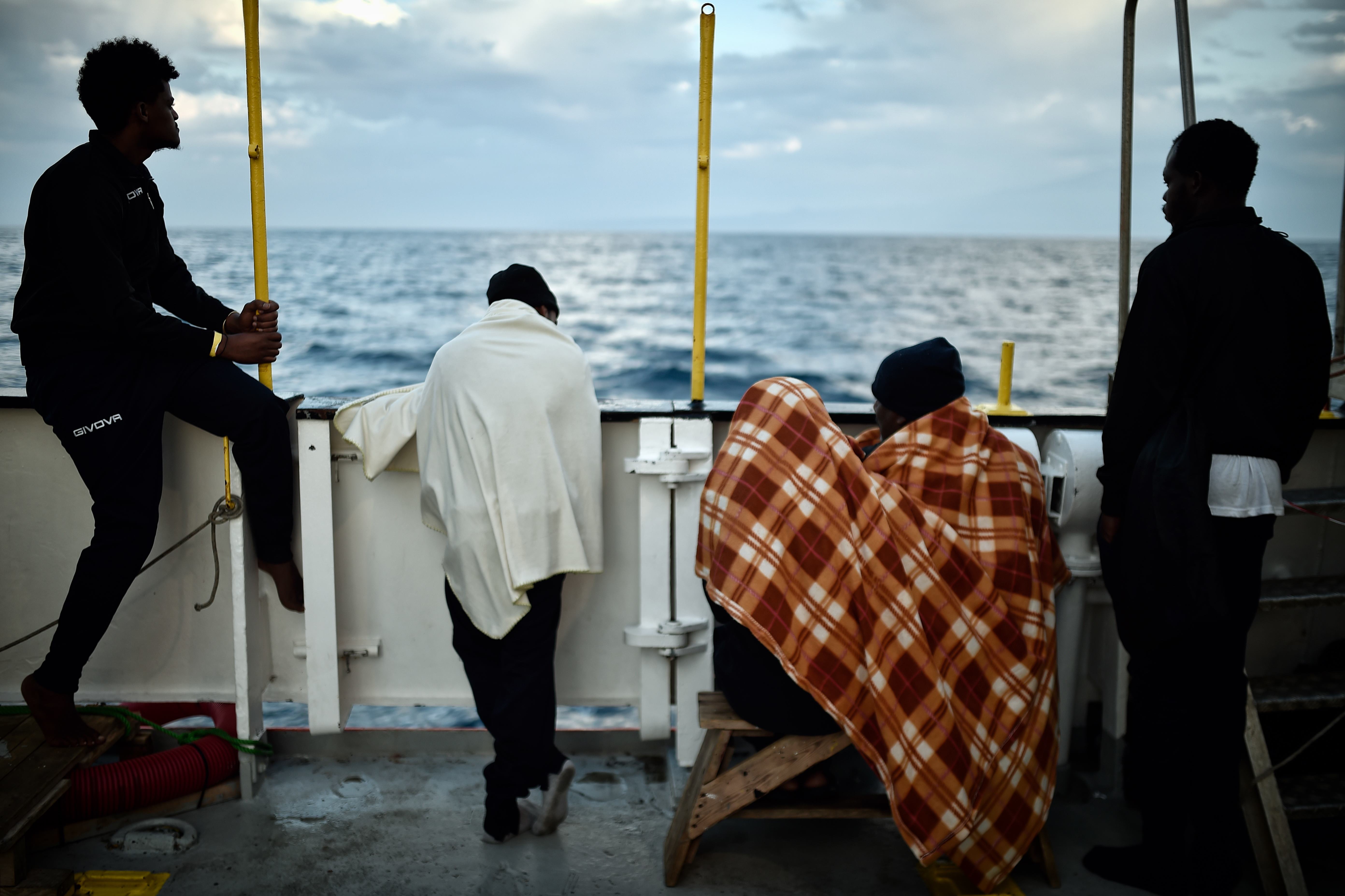 Mégiscsak beengedik Olaszországba a tengeren hánykódó menekülőket