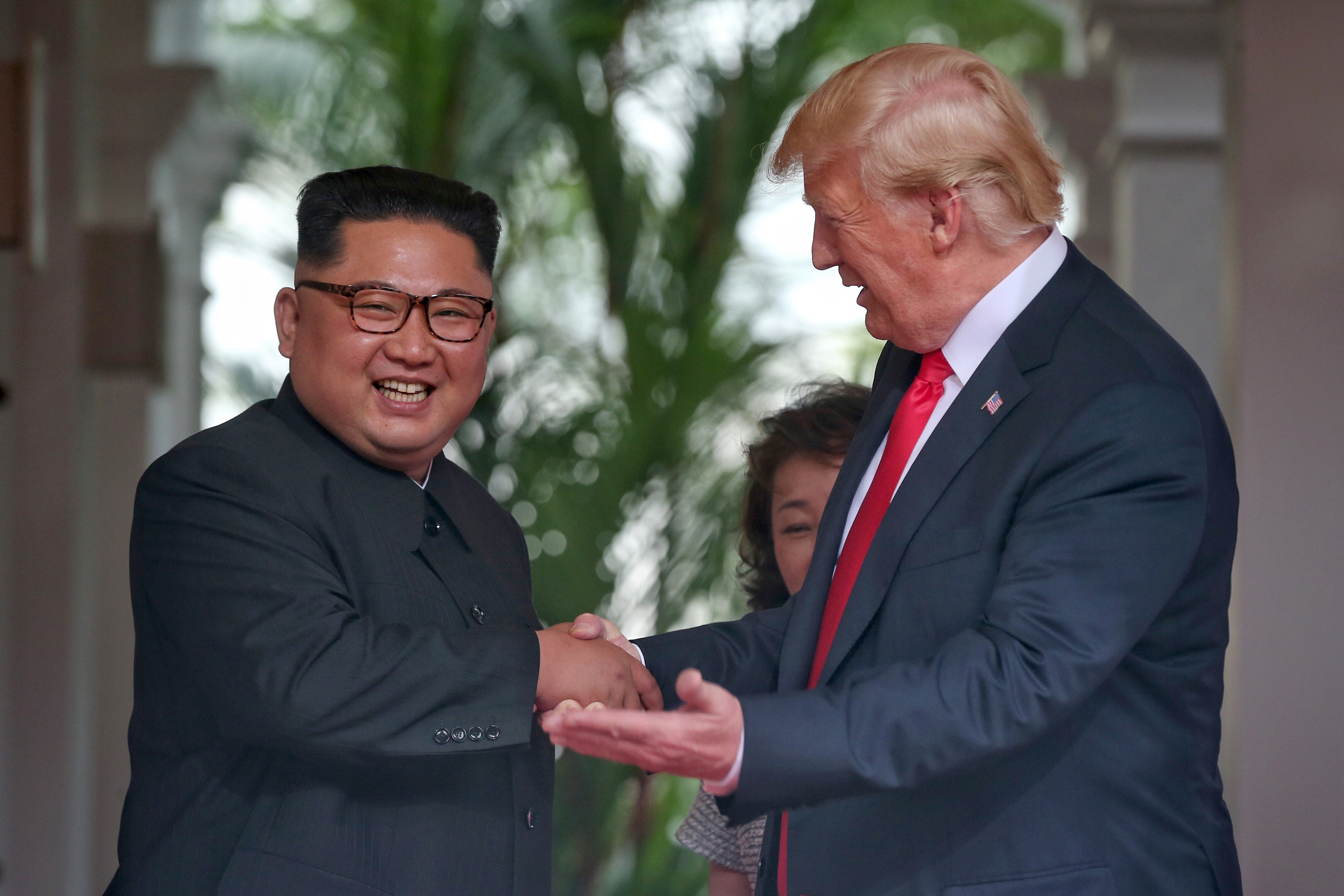 70 éven át nem érinthették meg egymást, most mégis megtört a jég - Trump és Kim legjobb pillanatai fotón és videón