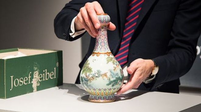 Több mint 5 milliárd forintért árverezték el a cipősdobozban talált kínai vázát