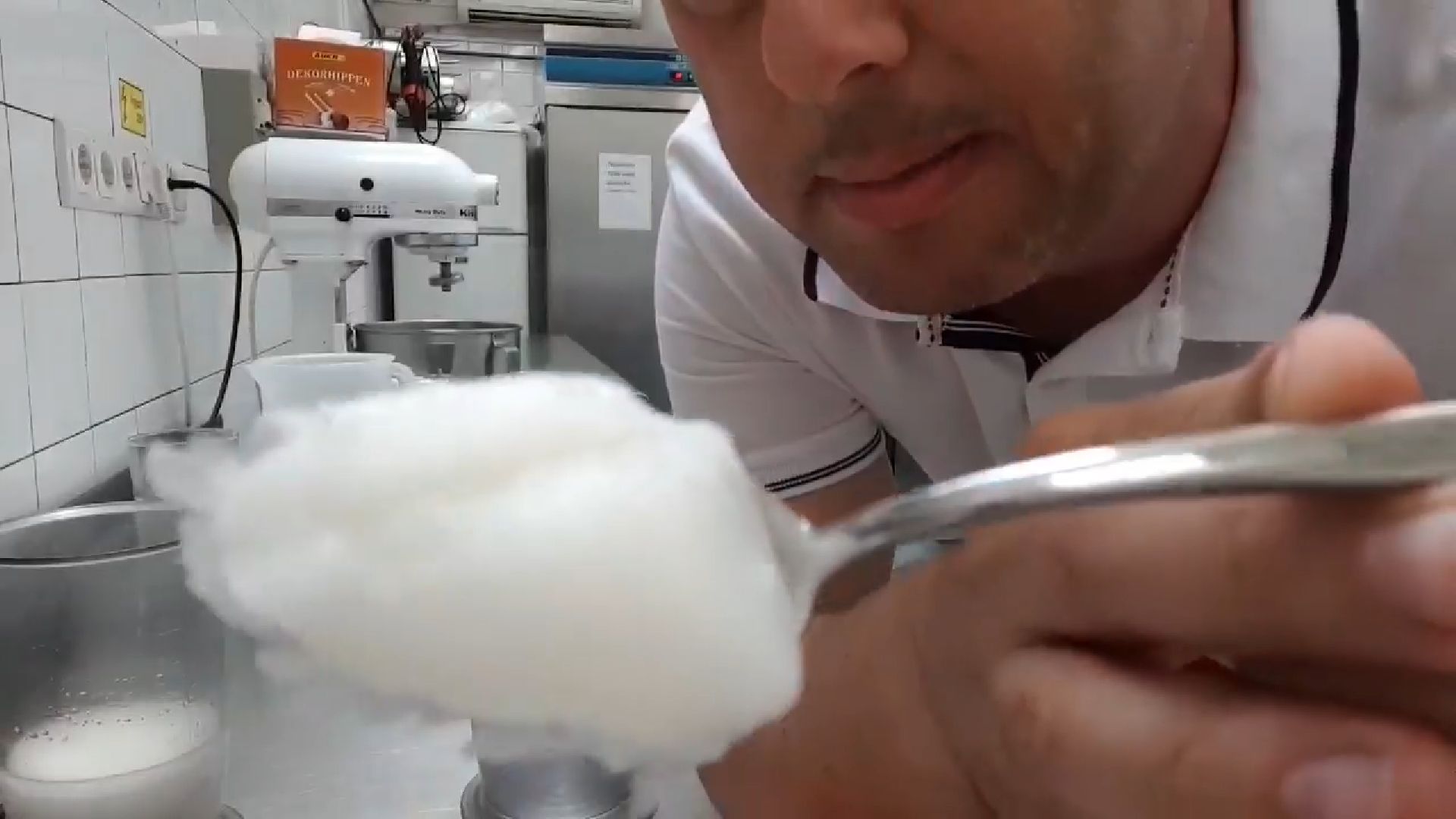 Egy magyar cukrász megmutatja a csodaszert, amitől akkora az albán fagyi