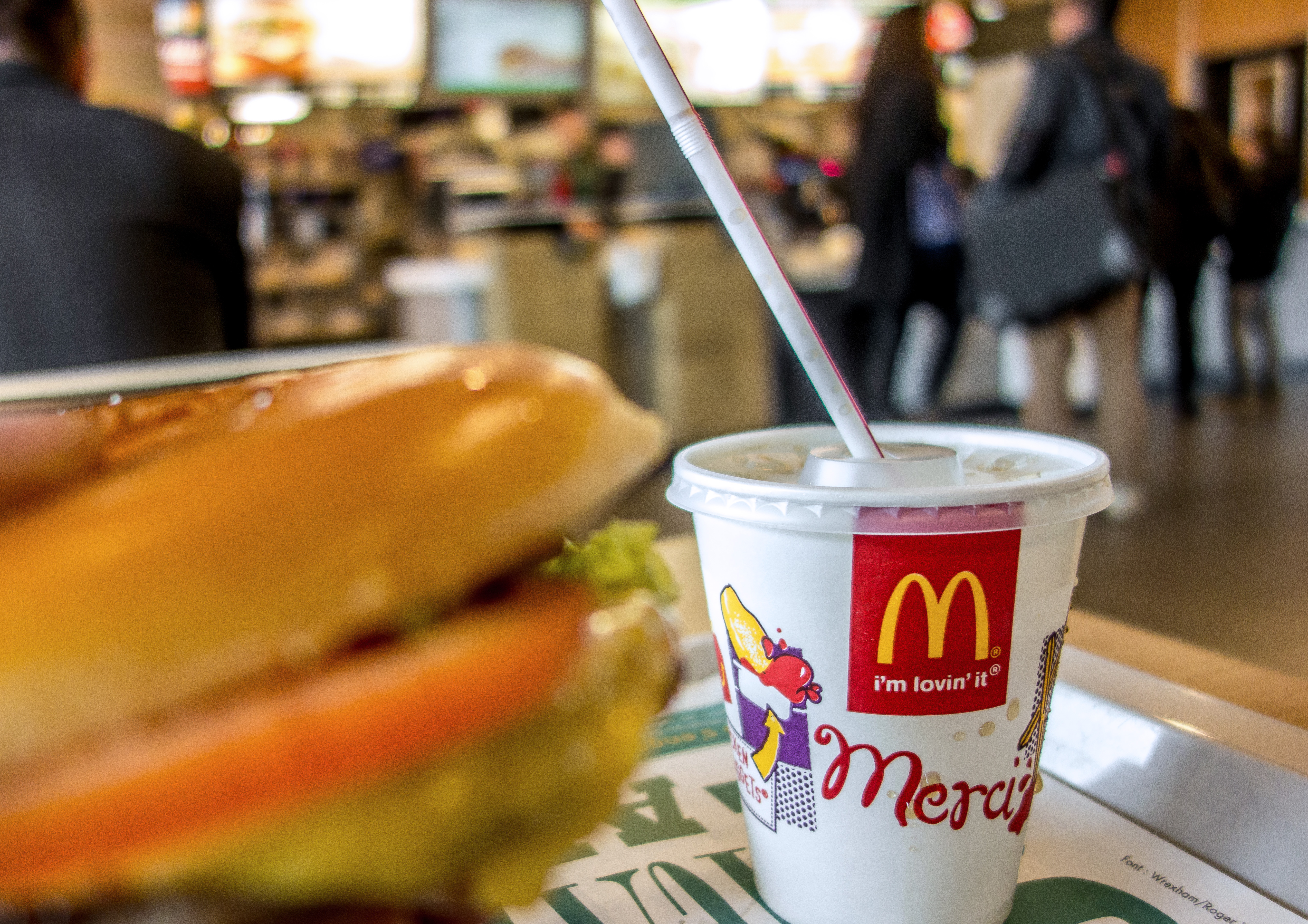 Petíció indult Angliában, hogy a McDonald's álljon vissza a műanyag szívószálakra