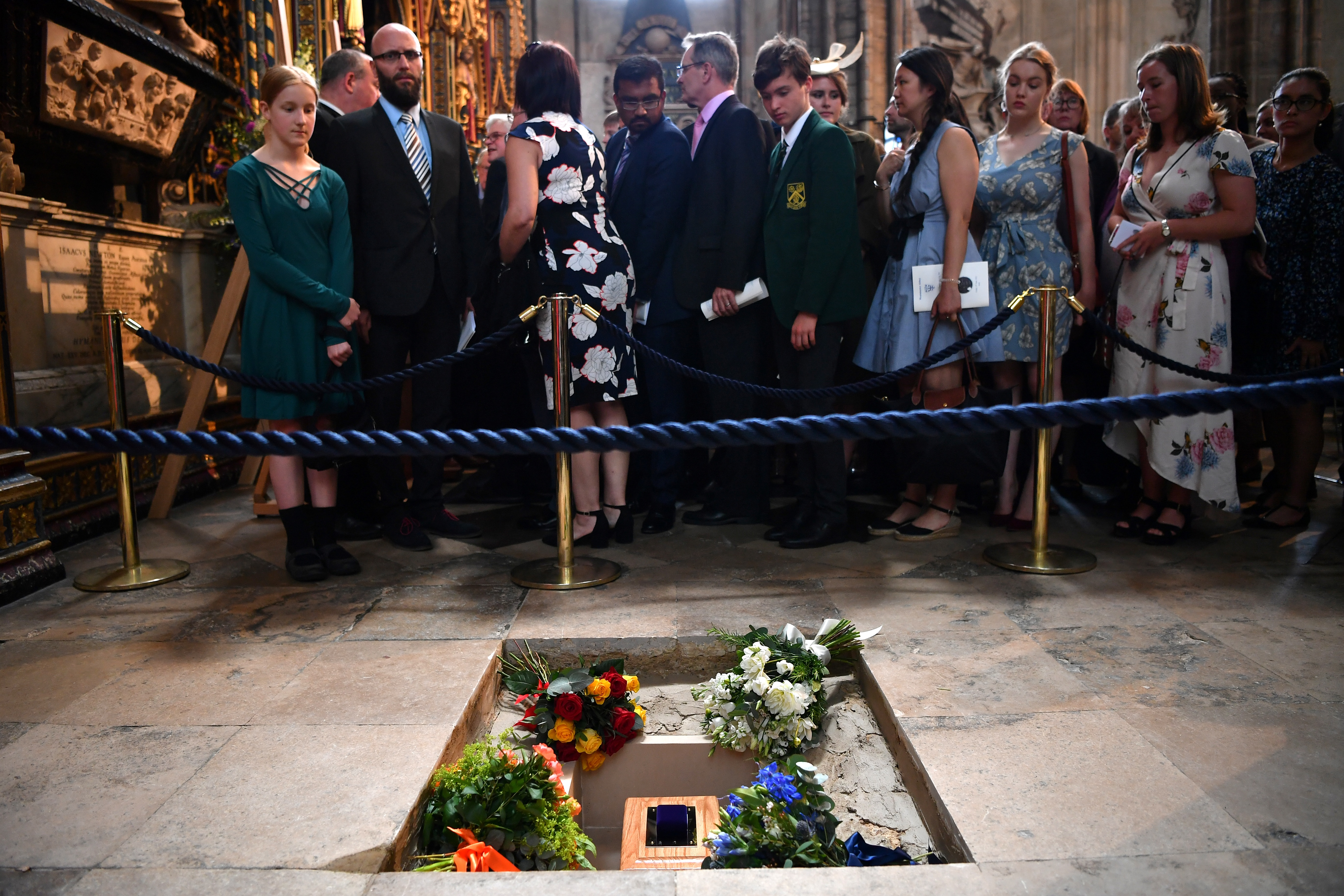 Newton és Darwin közé temették Stephen Hawking hamvait