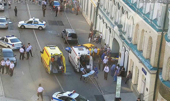 Szurkolók közé hajtott egy taxi Moszkvában
