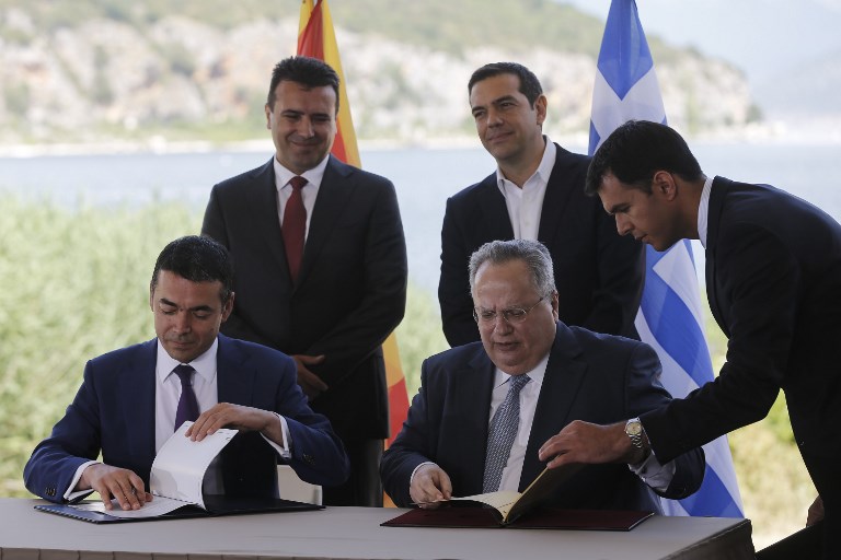 A görög és a macedón külügyminiszter véget vetett a két ország 27 éves viszályának