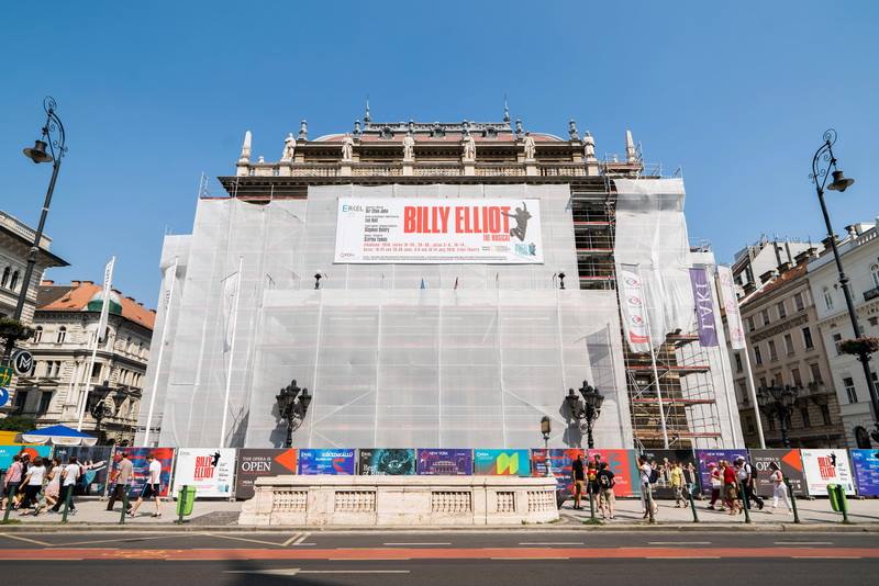 Az Operaház csütörtök délben rakta ki a legfrissebb fotókat a homlokzat felújításáról: a Billy Elliot plakátja ural mindent