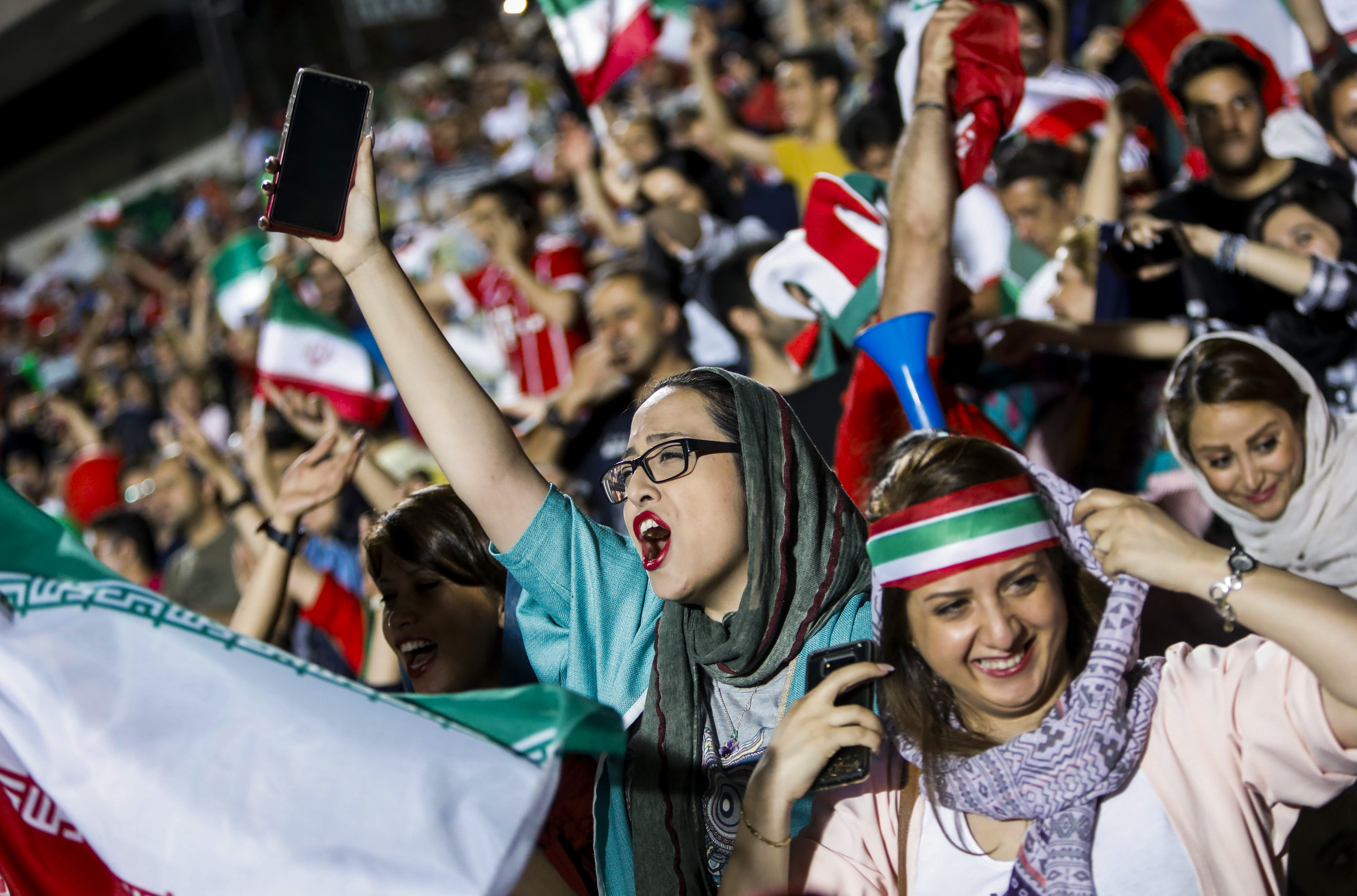 37 év után először szurkolhattak együtt a nők a férfiakkal egy iráni stadionban