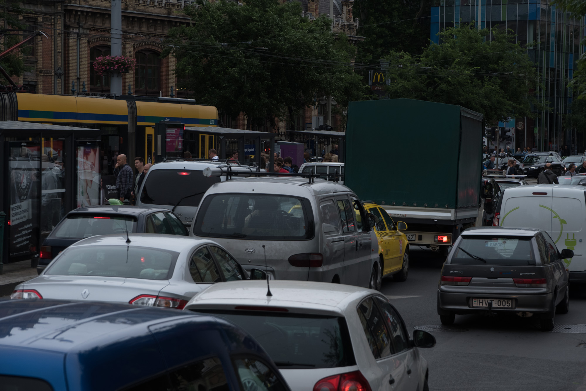 A budapestiek elsöprő többsége támogatná az autós forgalom csökkentését