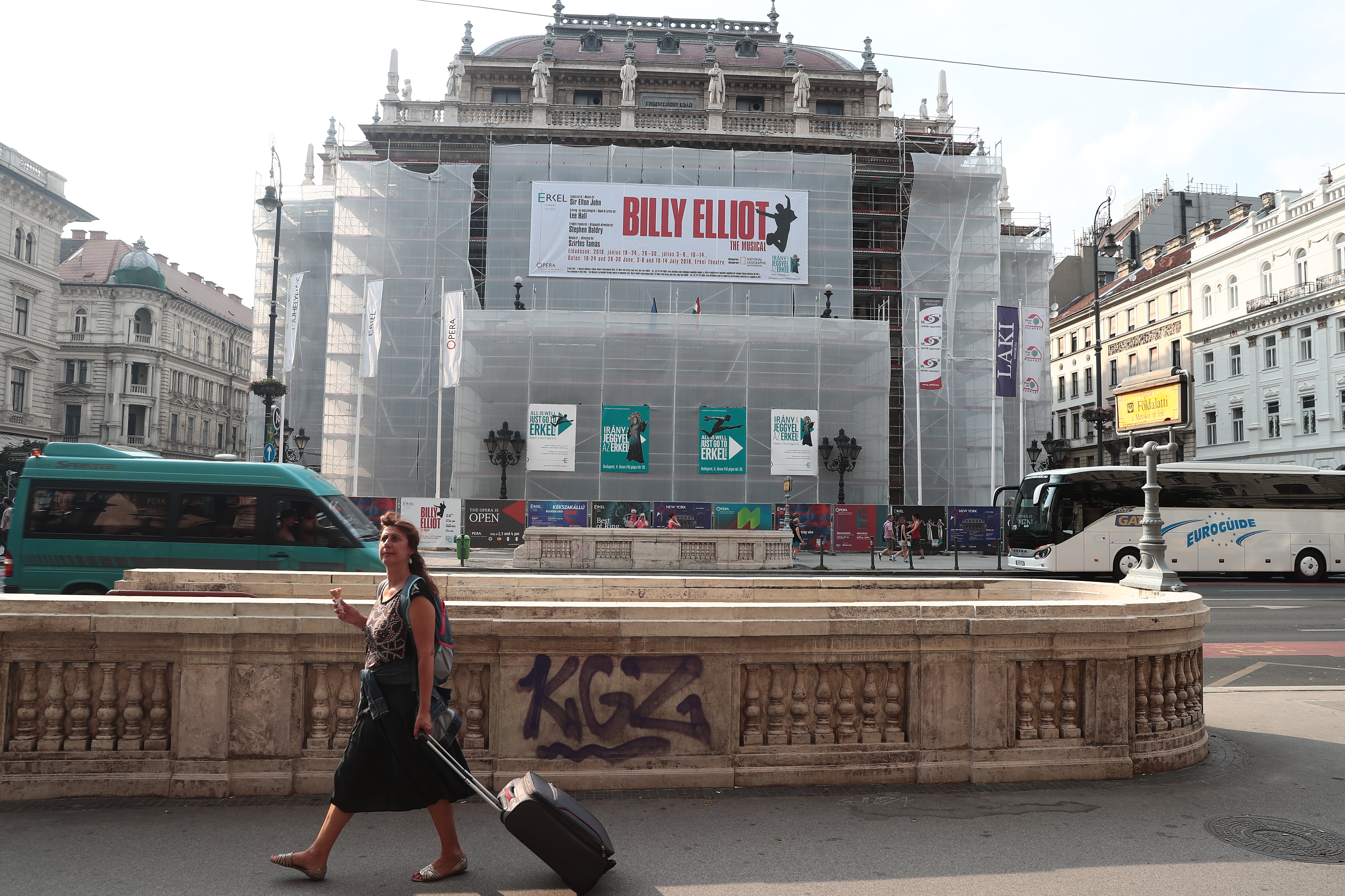 A Billy Elliot plakátja az Operaház homlokzatán