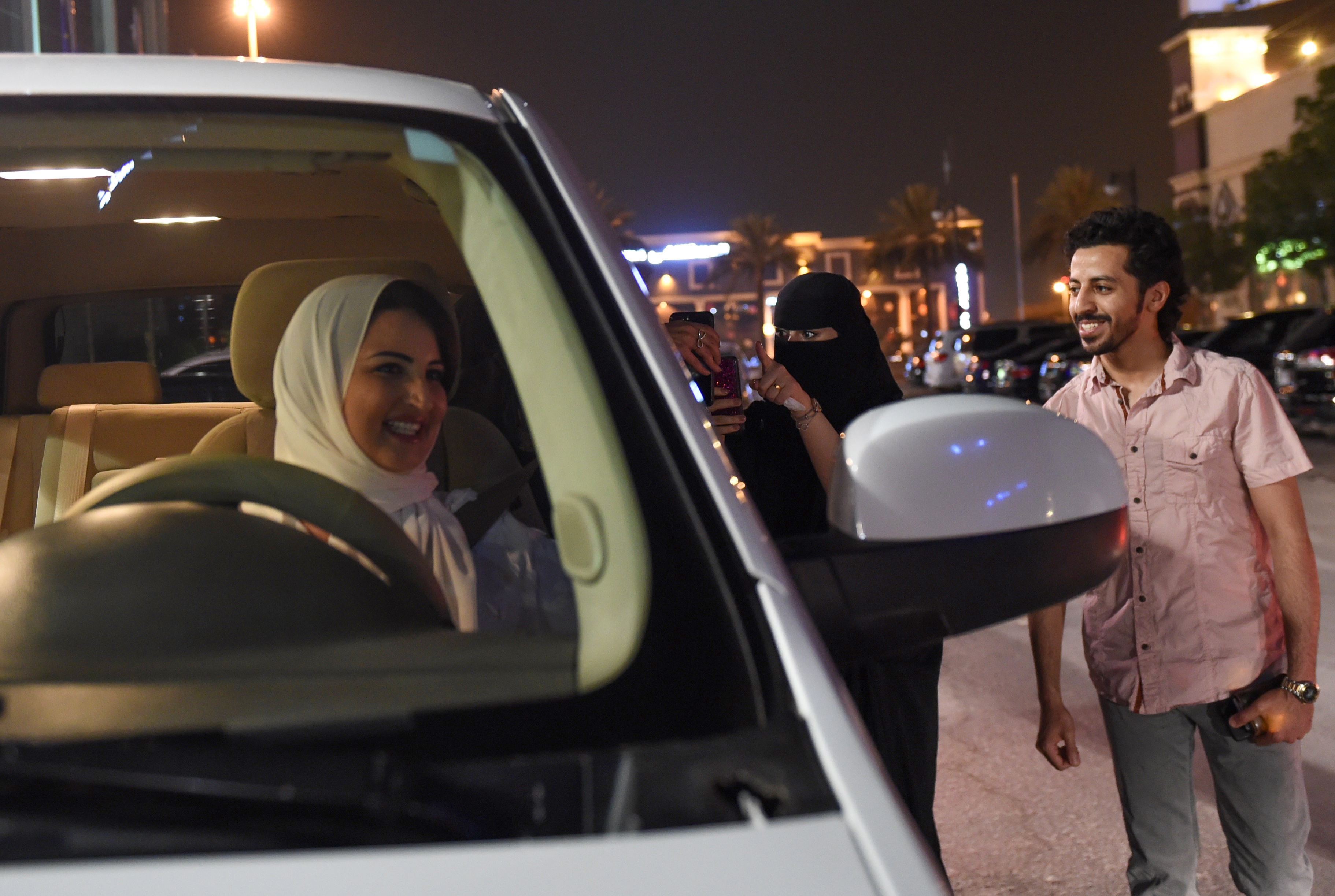 Tapssal, integetéssel köszöntötték Rijádban az első autót vezető szaúdi nőt