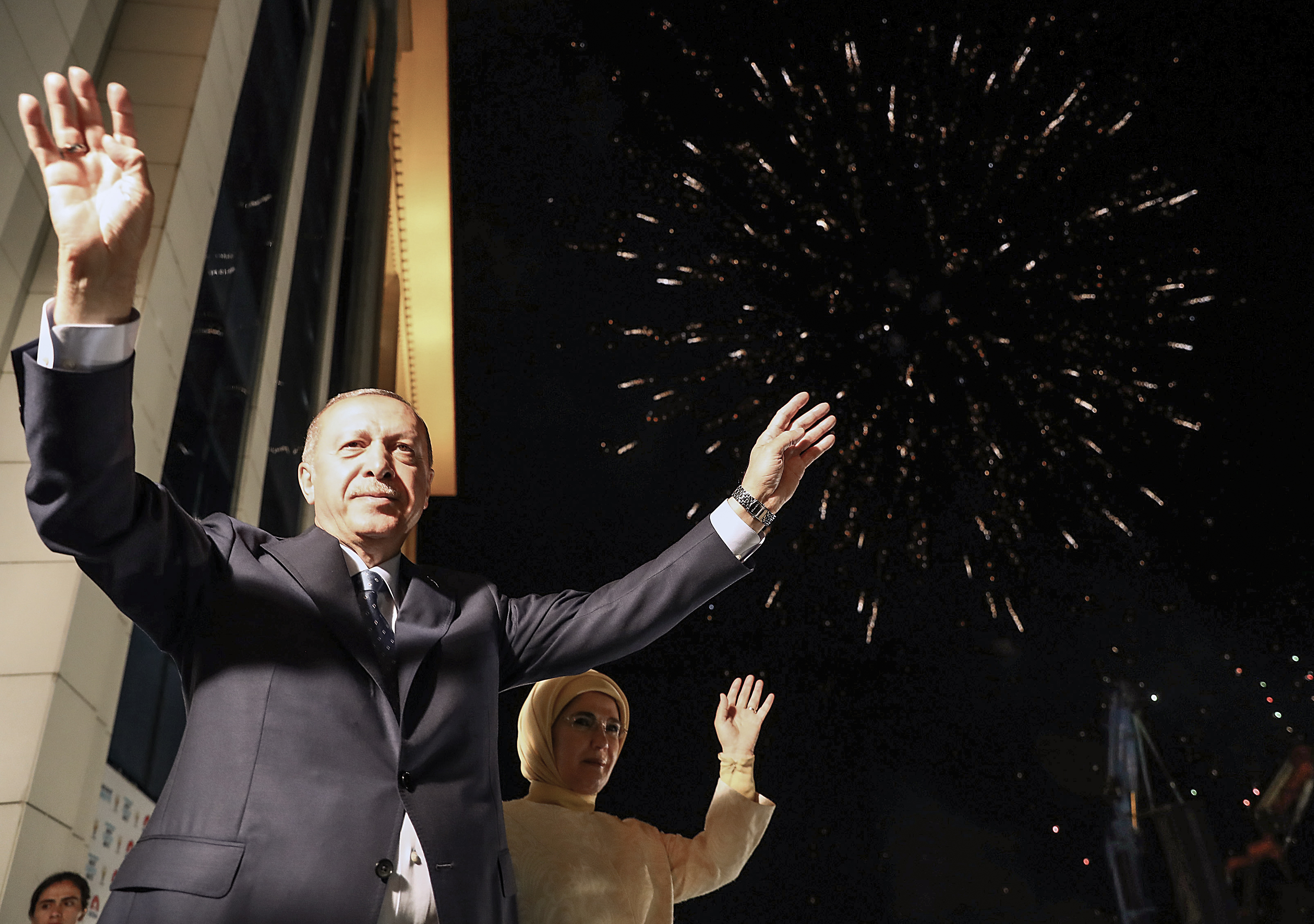 Recep Tayyip Erdogan török elnök és felesége ünnepelteti magát Ankarában 2018. június 25-én, miután az előző nap újabb 5 évre megválasztották.