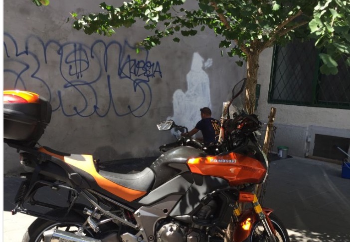 Máris lefestették az Orbánt ábrázoló, kamu Banksy-t a belvárosban
