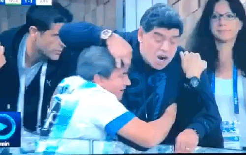 Maradona nem éli túl a nyolcaddöntőt, ha így folytatja: Táncolt, fohászkodott, az ördög szállta meg, végül bemutatott mindenkinek