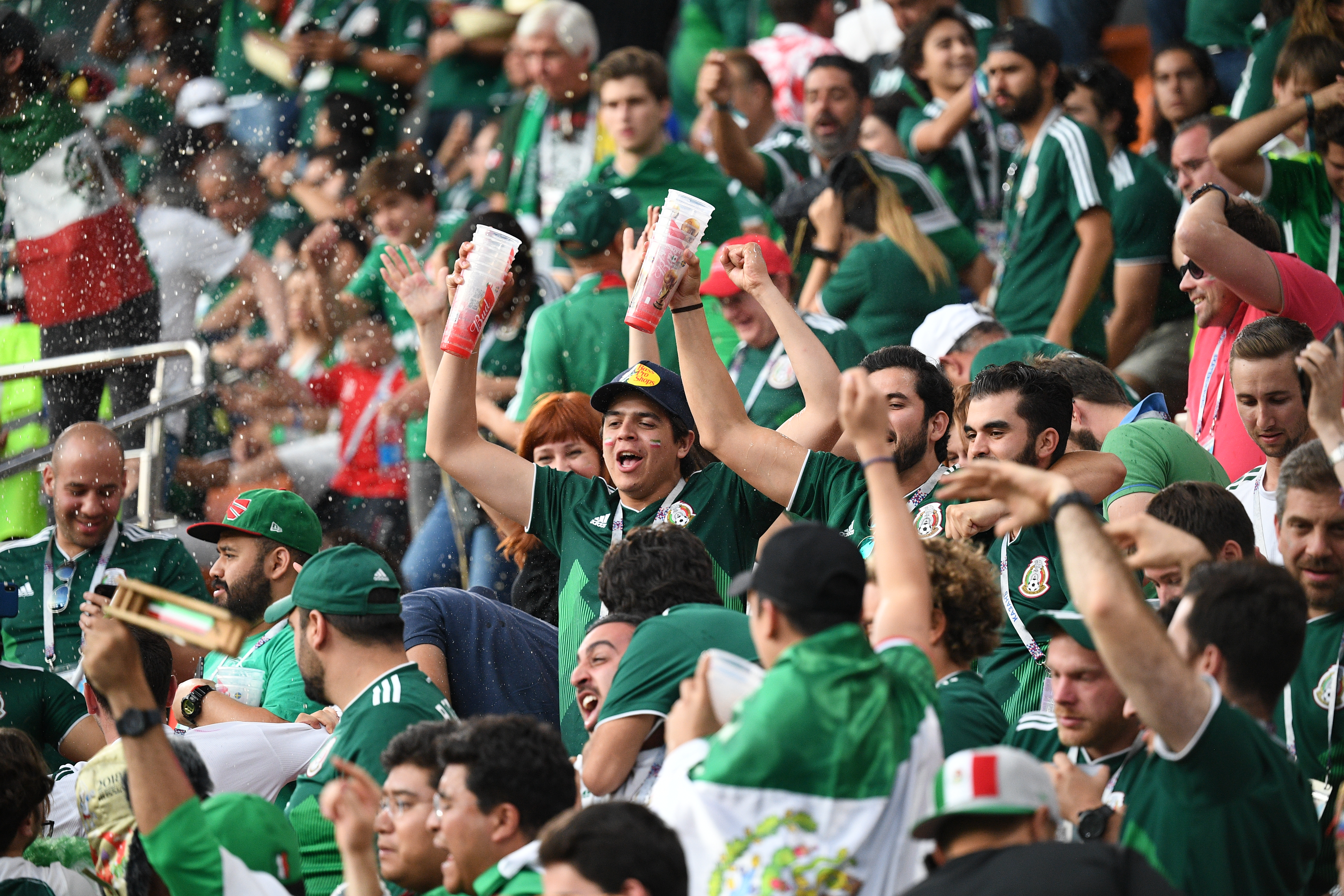 Hiába omlott össze Mexikó, a szurkolók boldogan dobálták a söröspoharaikat a pályára