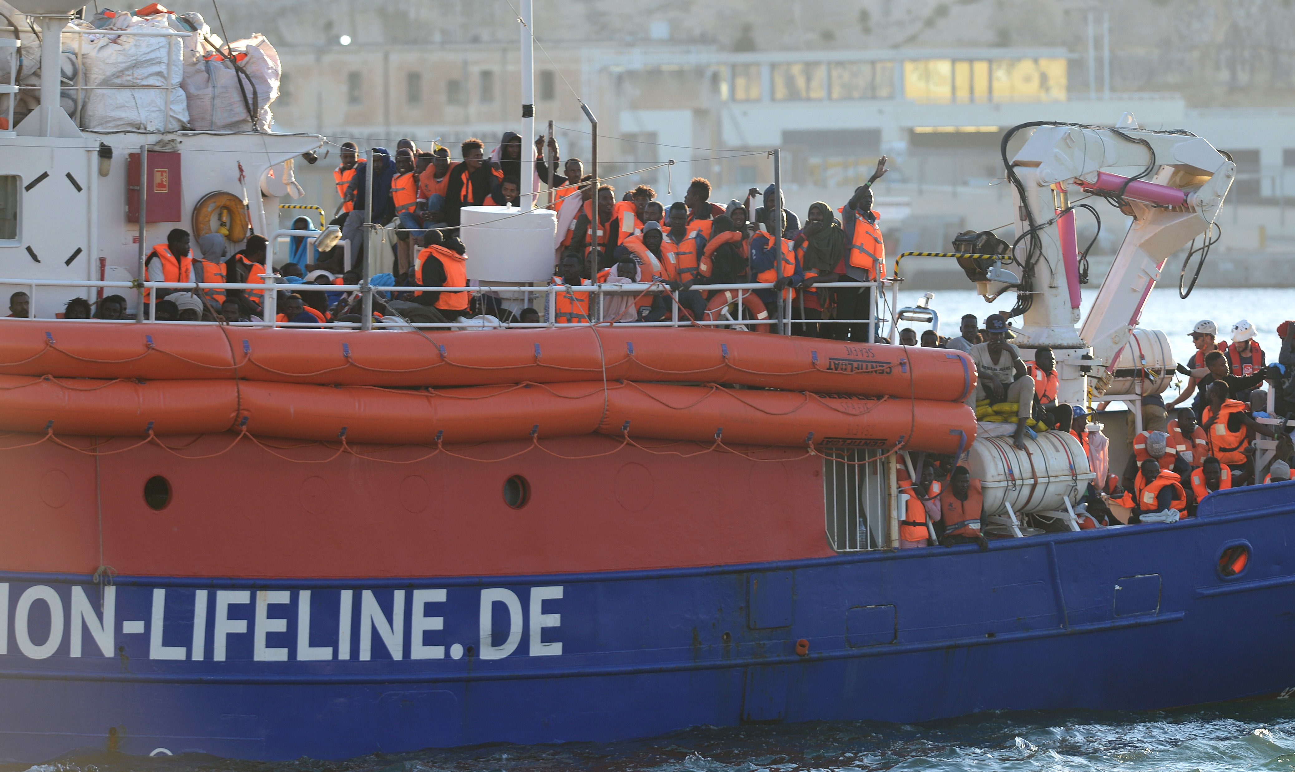 Öt nap várakozás után Máltán köthetett ki a Lifeline mentőhajó