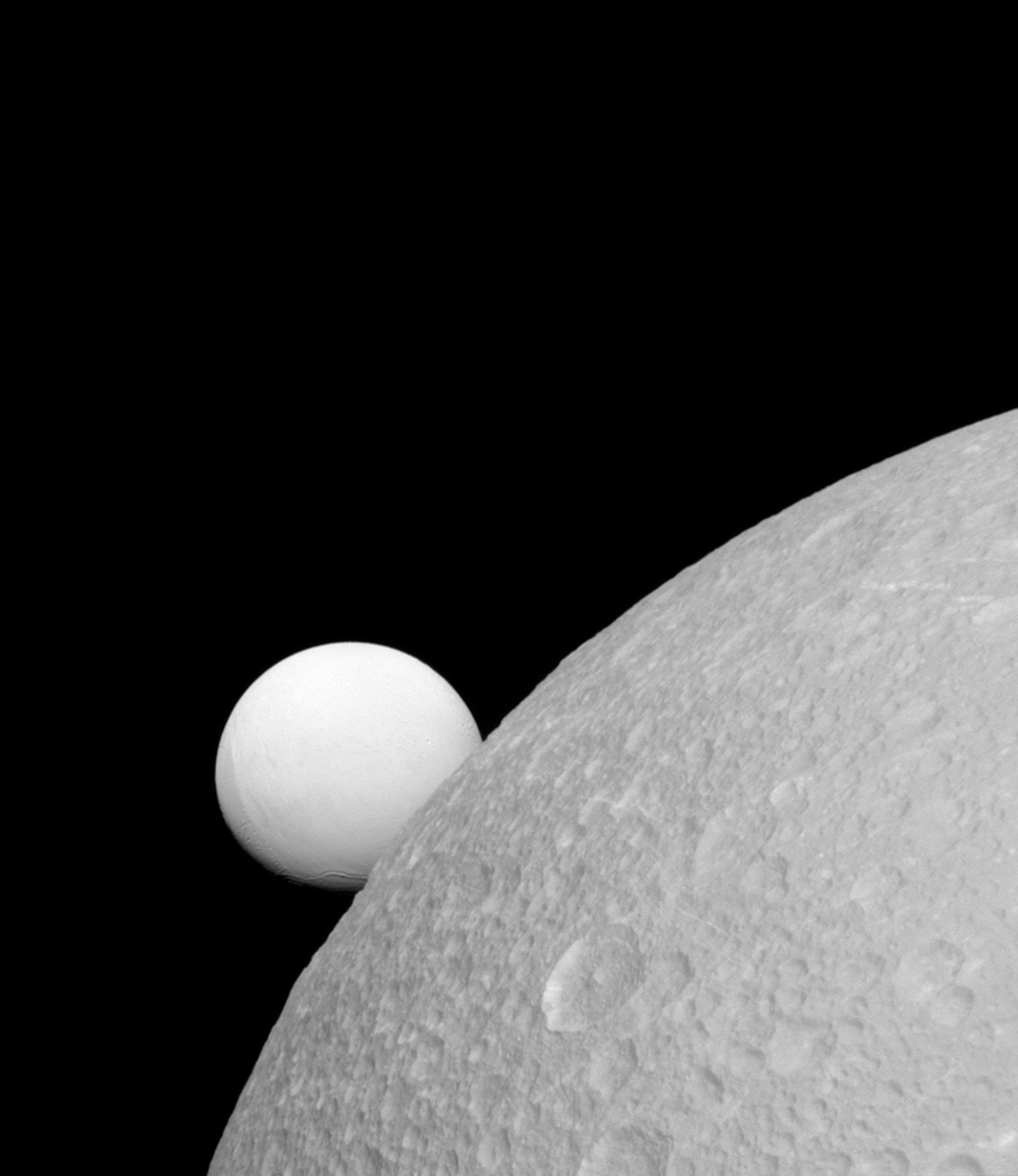 A Cassini felvétele a Szaturnusz Dione és az Enceladus nevű holdjairól 2015-ből.