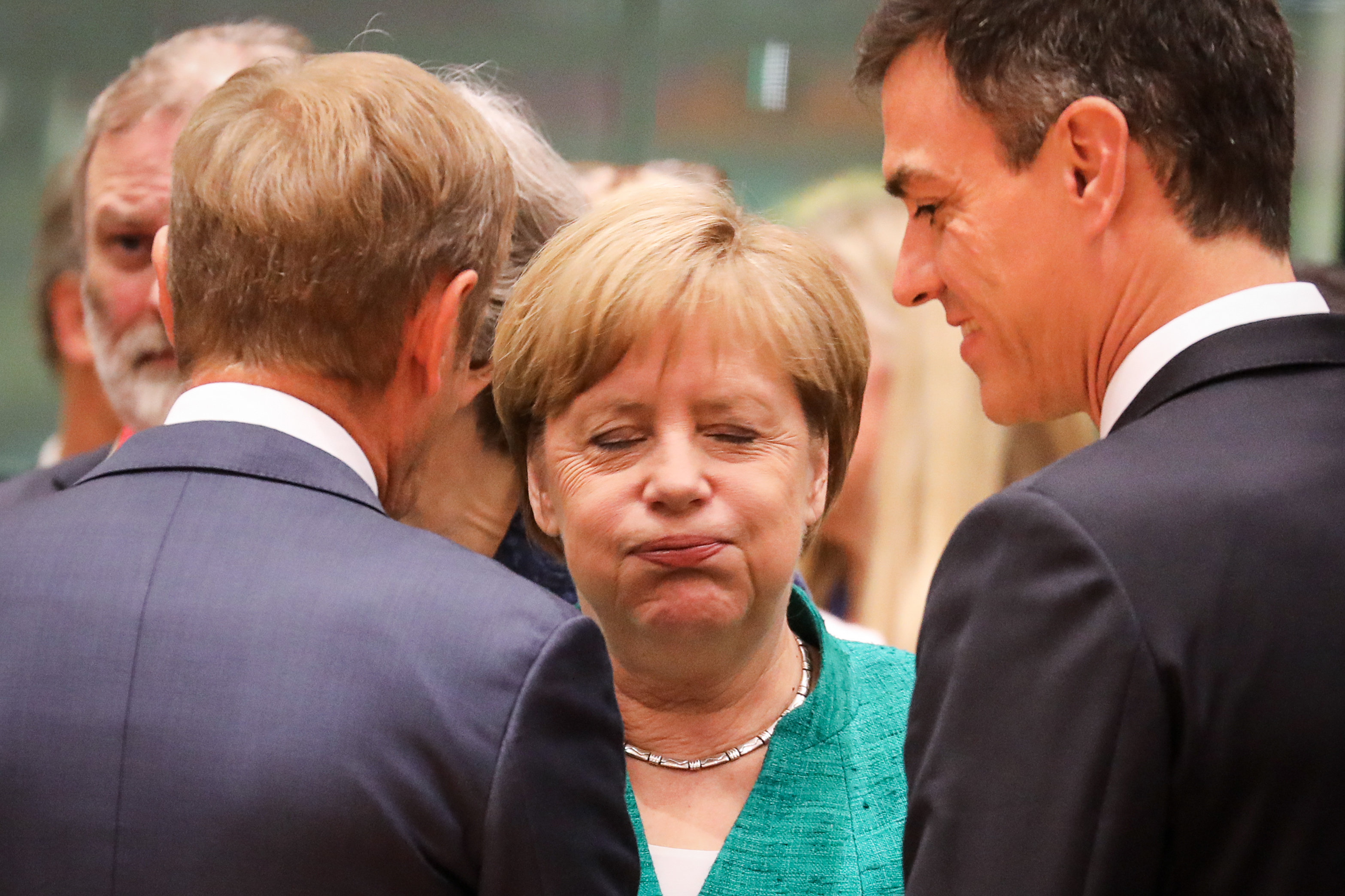 Merkel sajnálattal hallja, hogy Babis szerint Prága nem tett ígéretet Berlinnek a kiutasított migránsok befogadására