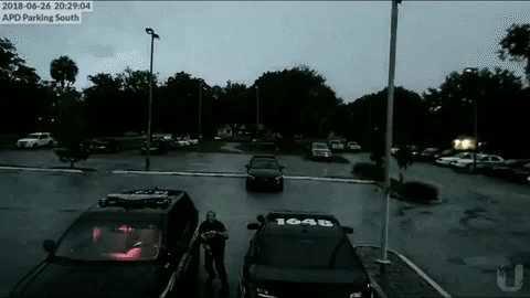 Videóra vették, ahogy villám csap egy rendőrségi parkolóba Floridában