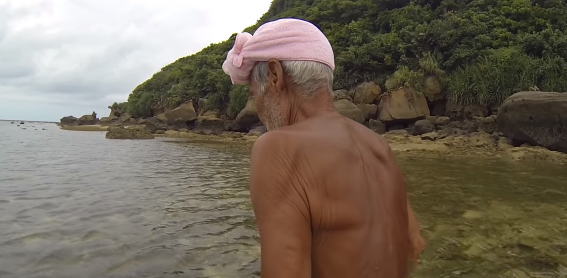 29 évi önkéntes száműzetés után elrángatták szigetéről a 82 éves japán Robinsont