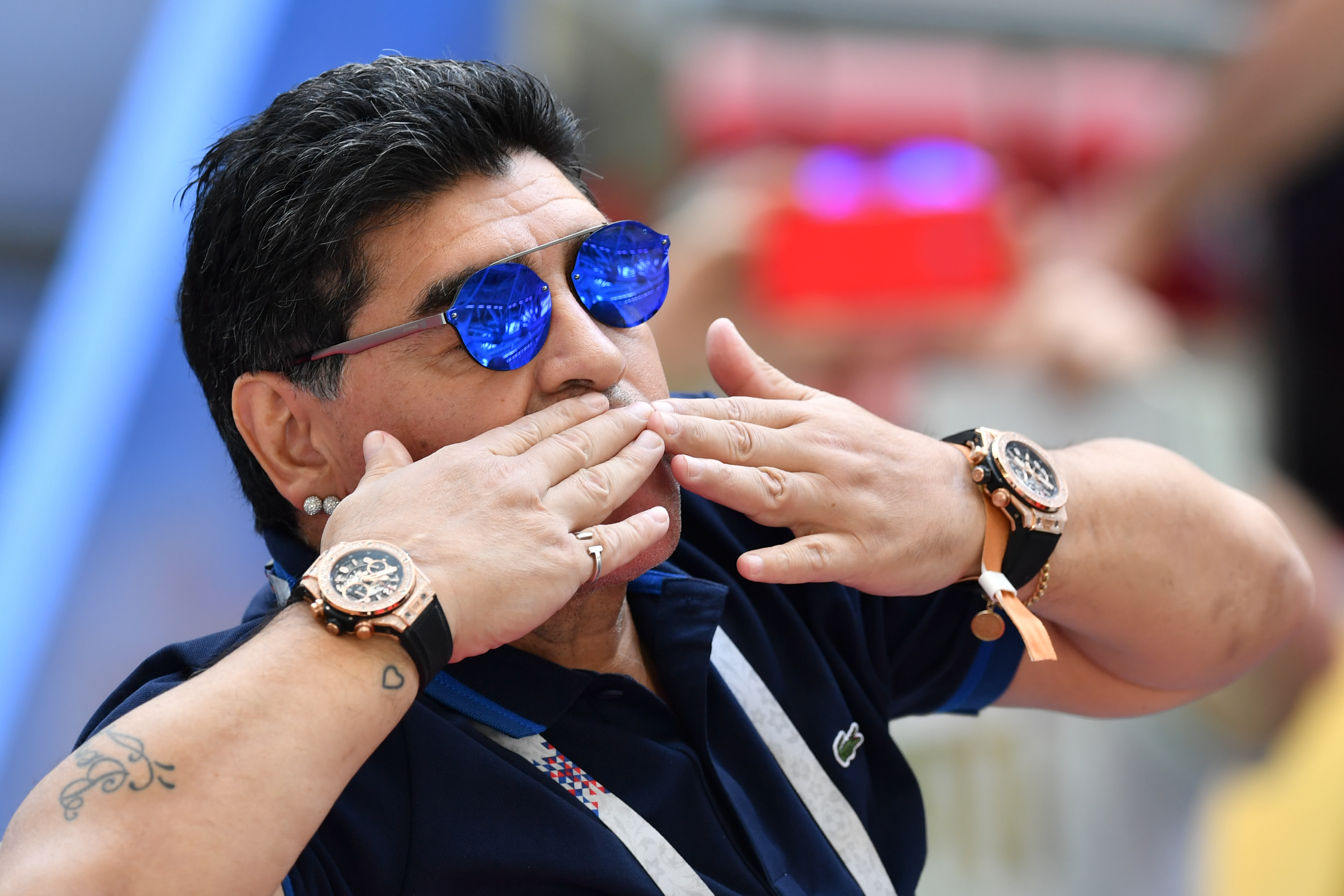 De miért van Maradona mindkét kezén óra?