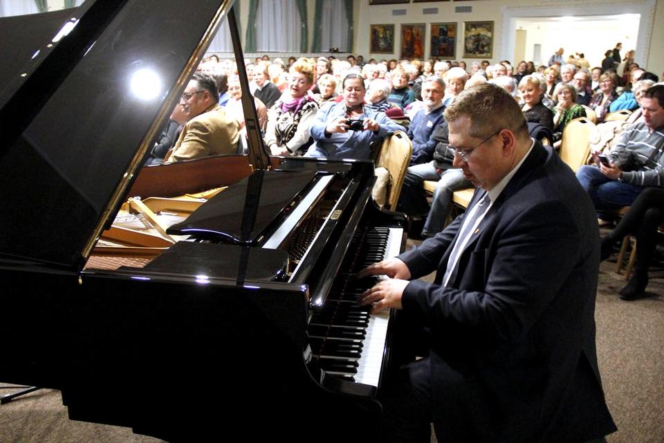 Bajkai István (Fidesz-KDNP) ezúttal is hódolt nagy szenvedélyének, a zongorának.