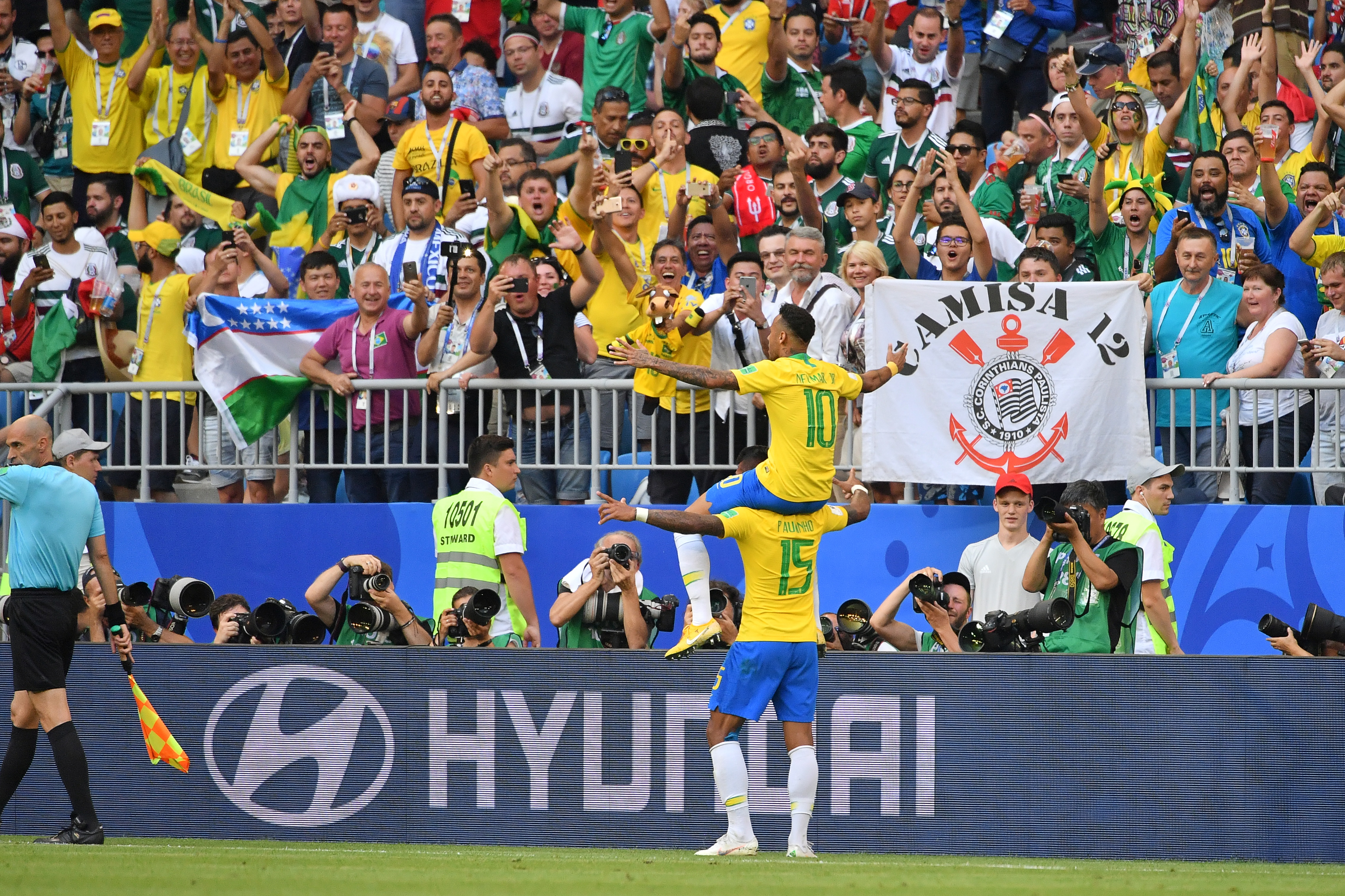 Brazília esélyeshez méltóan verte ki a harcos Mexikót és simán jutott a negyeddöntőbe
