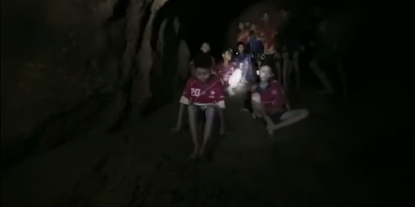Videó is készült arról, ahogy a brit búvárok megtalálják a barlangban rekedt thai gyerekeket