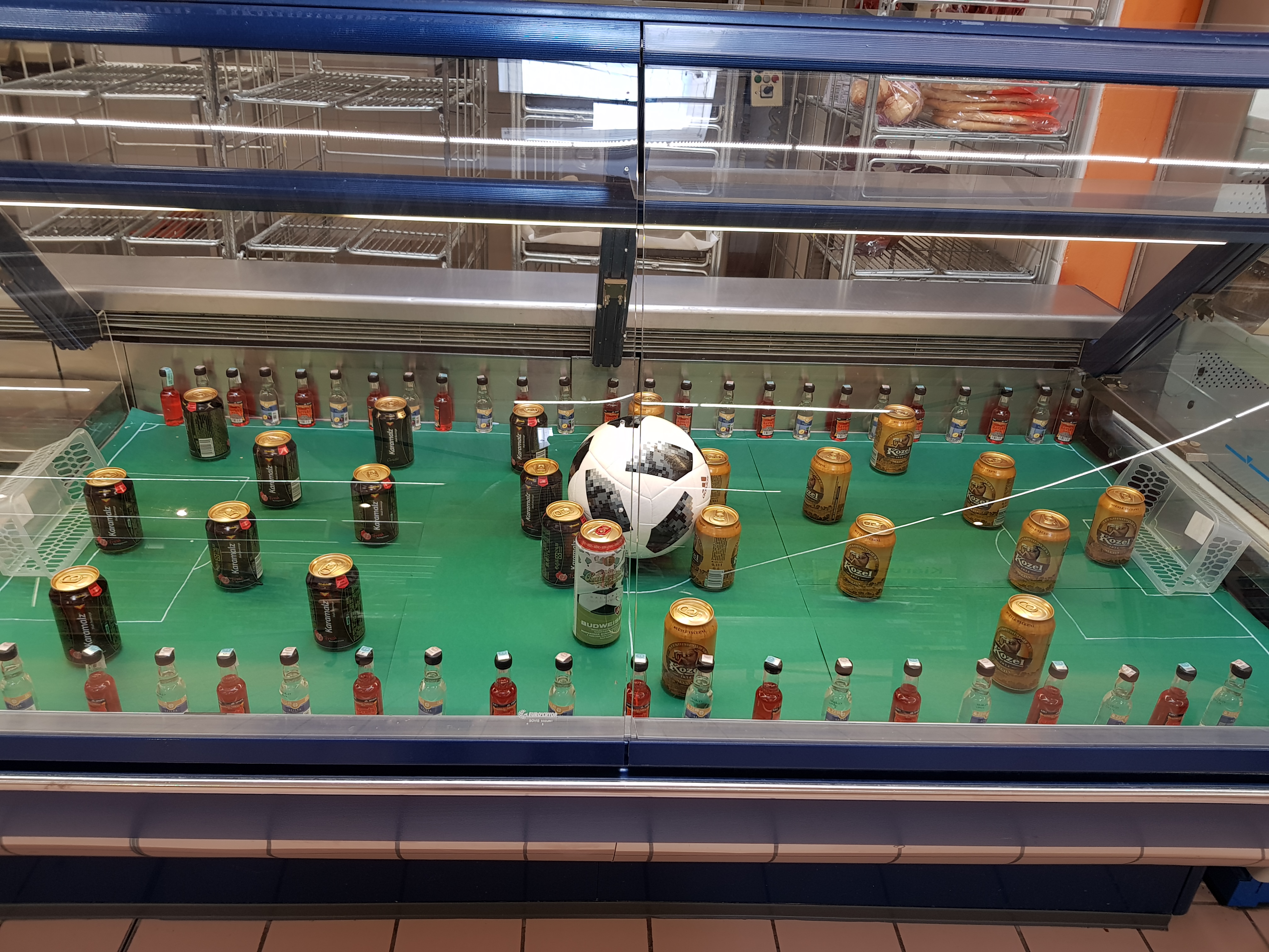 Sose járhatott meccsen az az alkalmazott, aki a dunaújvárosi Tescóban sörödobozokból és féldecis töményekből készített installációt a foci-vébére