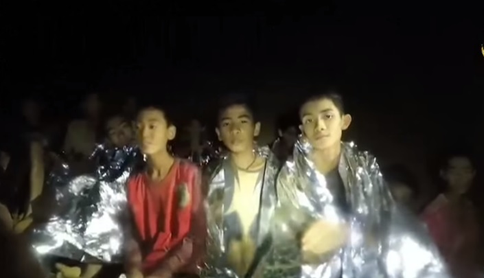 A legújabb videón már nevetgélnek a barlagban rekedt thai gyerekek