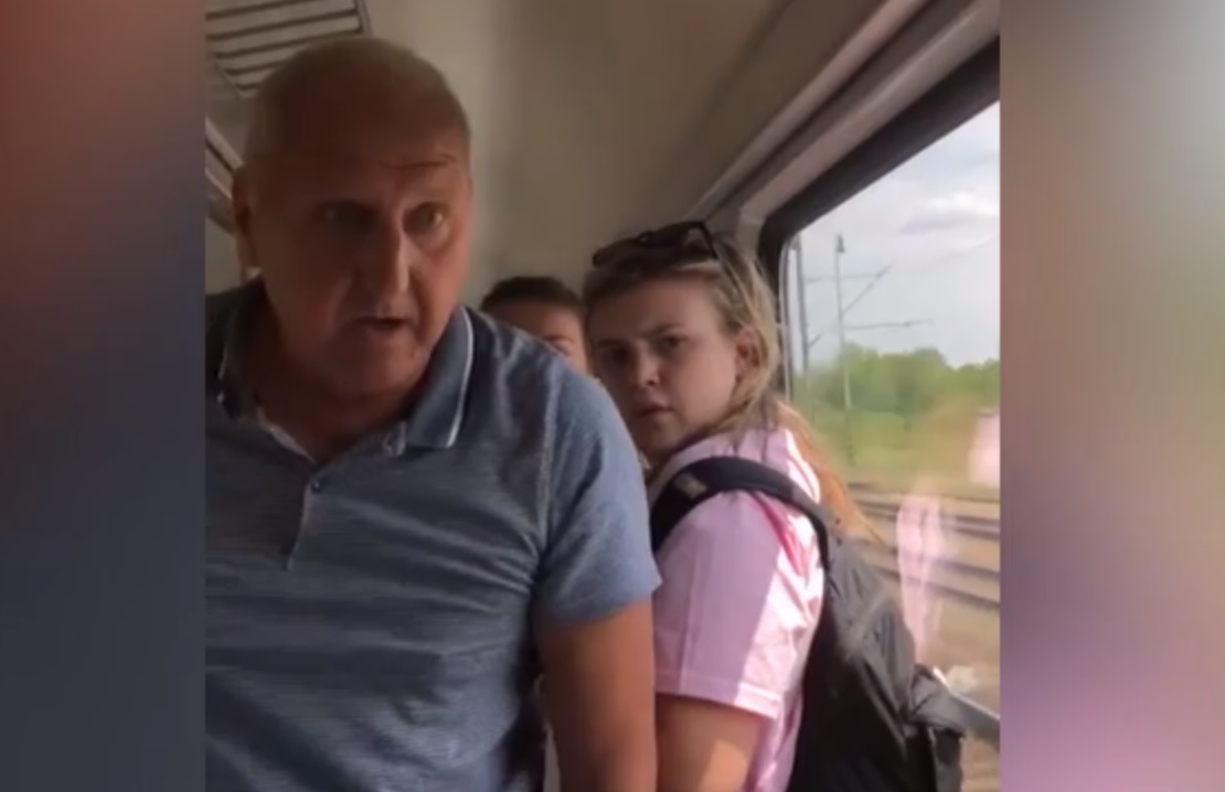 Egy szlovák férfi angol lányokat ütlegelt egy budapesti vonaton