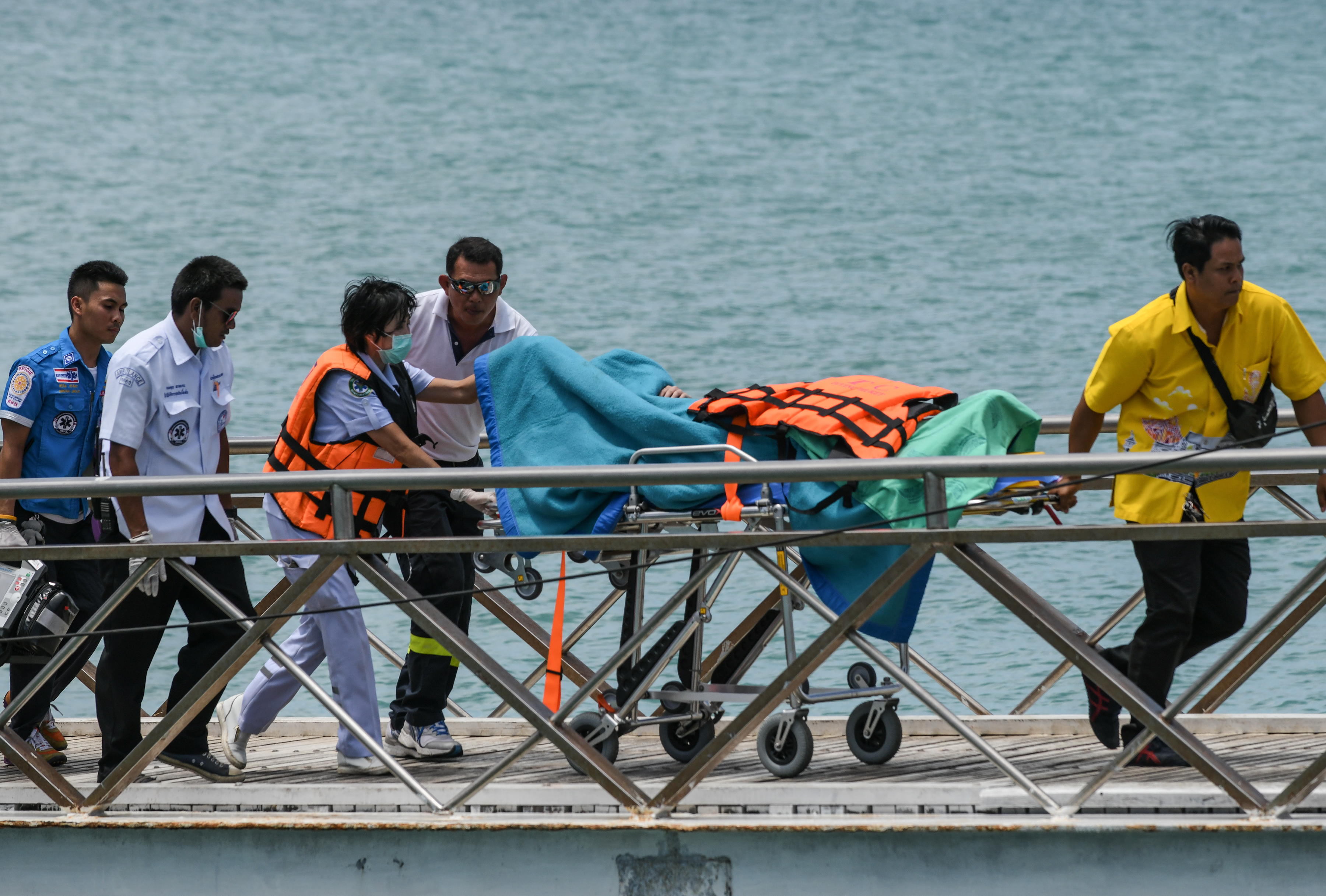 Elsüllyedt egy turistahajó Thaiföldön