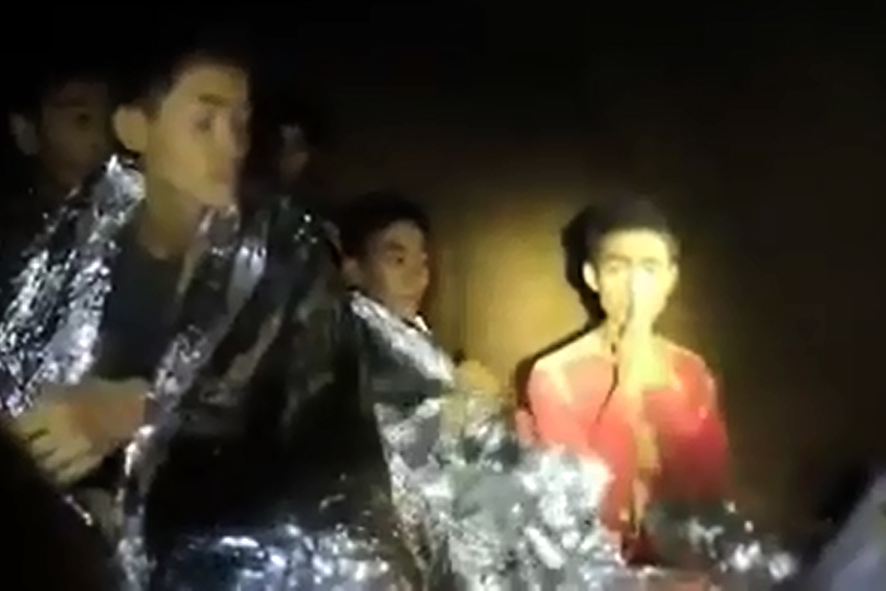 A barlangban rekedt thai gyerekek szülei azt üzenték a fociedzőnek, hogy ne vádolja magát