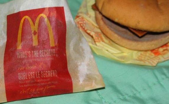 Hatéves sajtburgert és sült krumplit árultak az eBayen