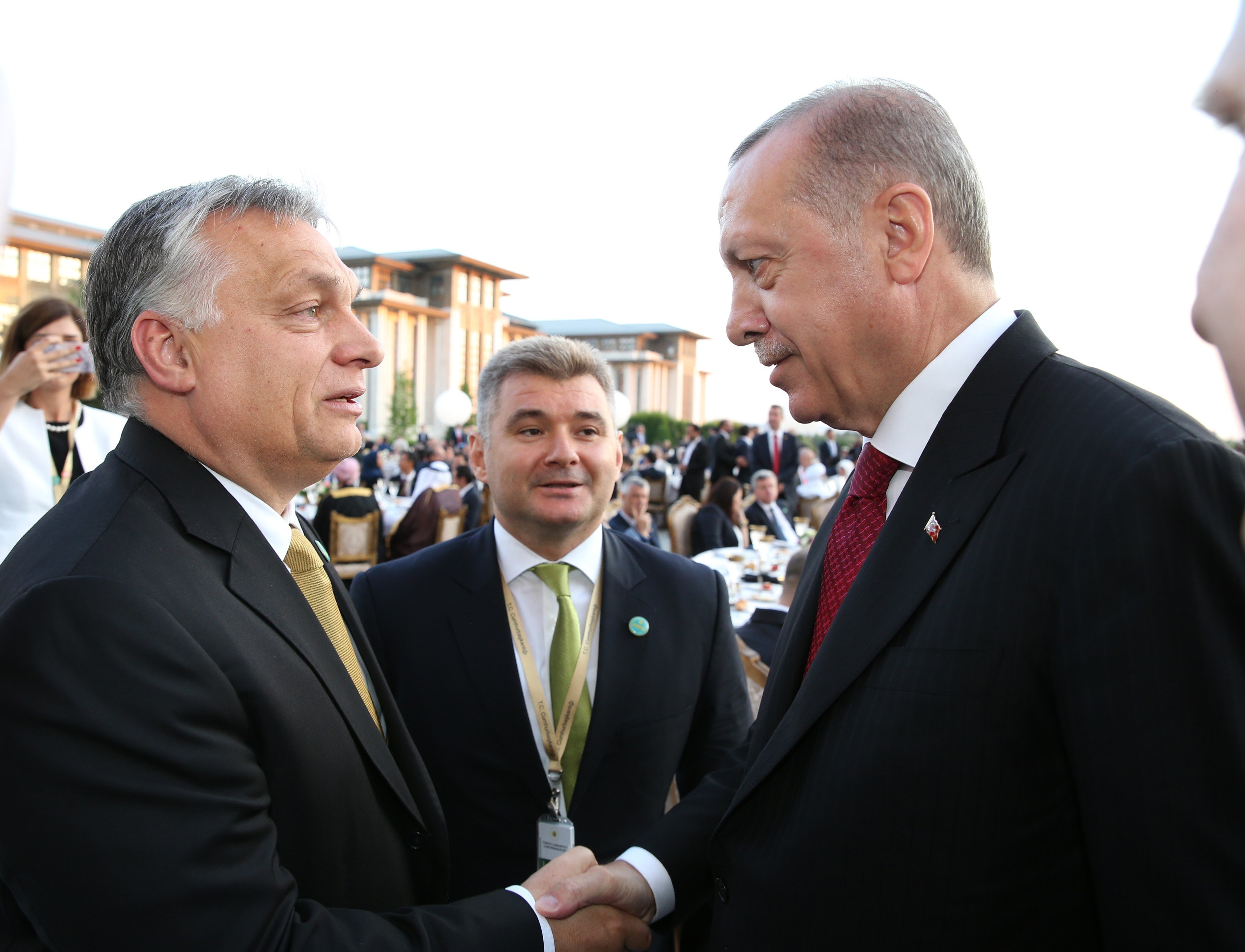 A török elnöki hivatal által közzétett képen Recep Tayyip Erdogan újraválasztott török elnök fogadja Orbán Viktor miniszterelnök gratulációját Ankarában a beiktatása alkalmából tartott ünnepségen 2018. július 9-én.