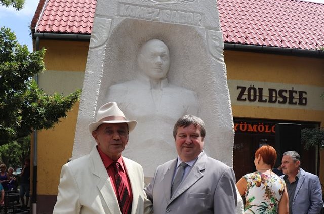 Tállai András és Koncz Gábor Koncz Gábor-szobrot avattak