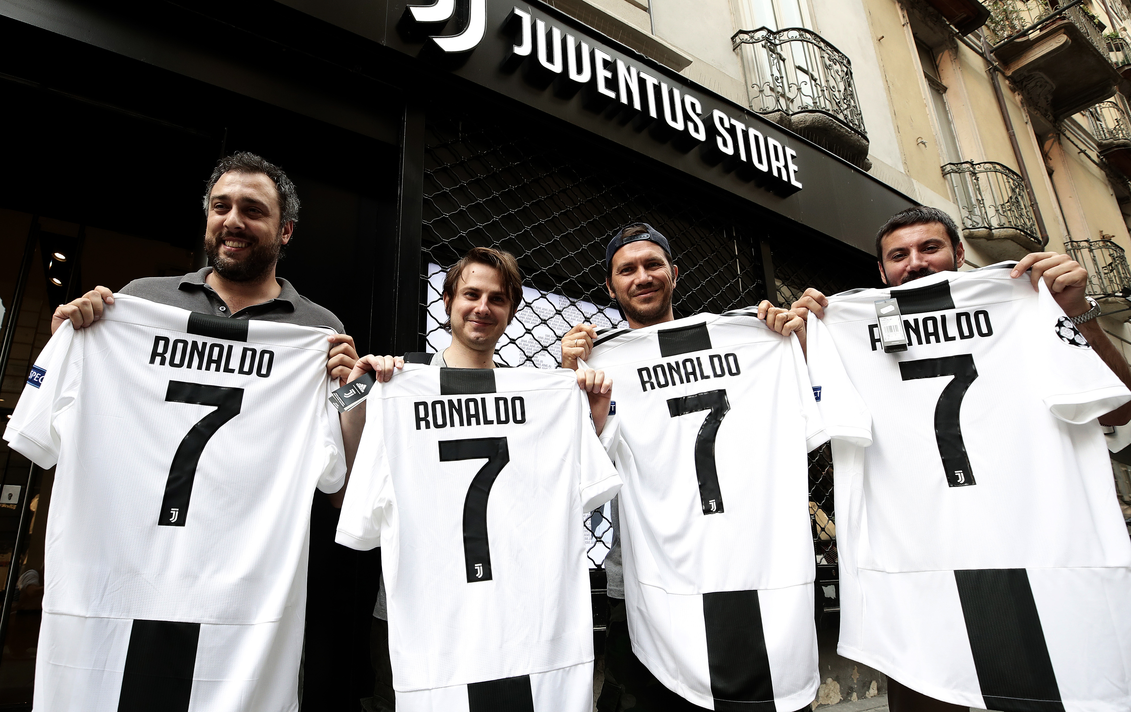Boldog tifosik az üzlet bejelentése után egy torinói Juventus Store előtt