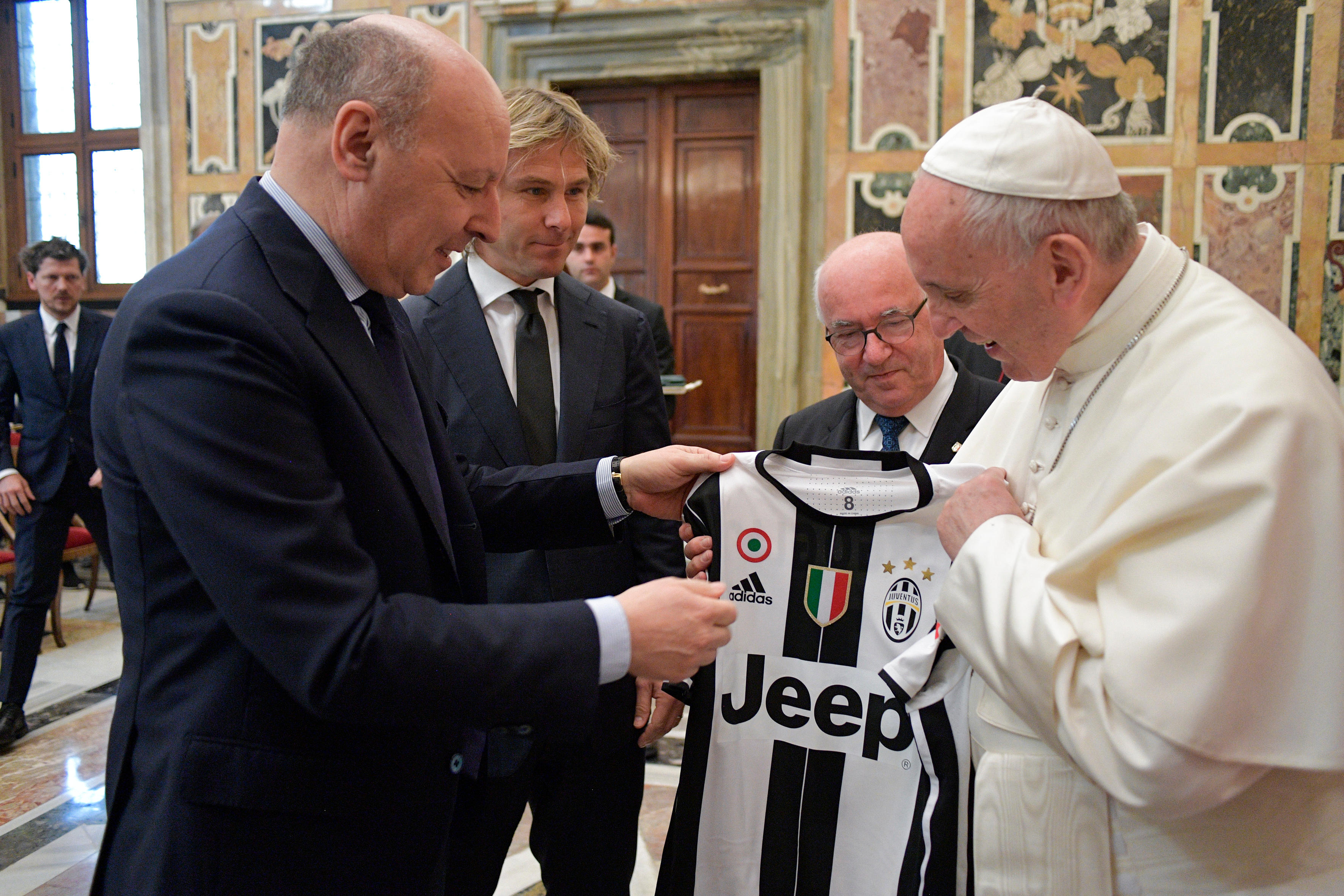 Giuseppe Marotta sportigazgató és Pavel Nedved alelnök épp egy Juventus-mezt ajándékoznak Ferenc pápának 2017 májusában