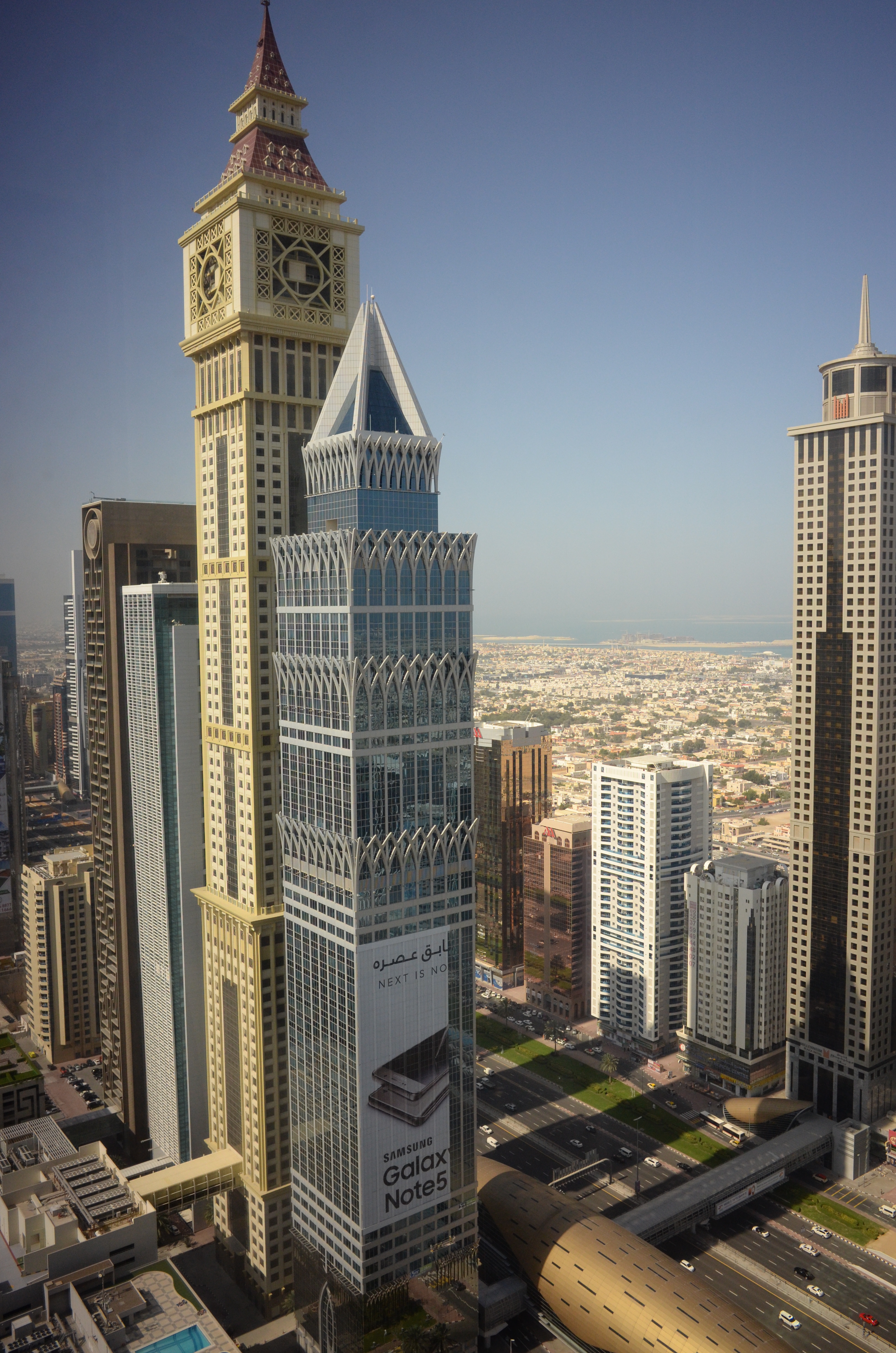 Miért járnak mostanában a gazdag, politikailag jól bekötött üzletemberek magángéppel Dubajba?